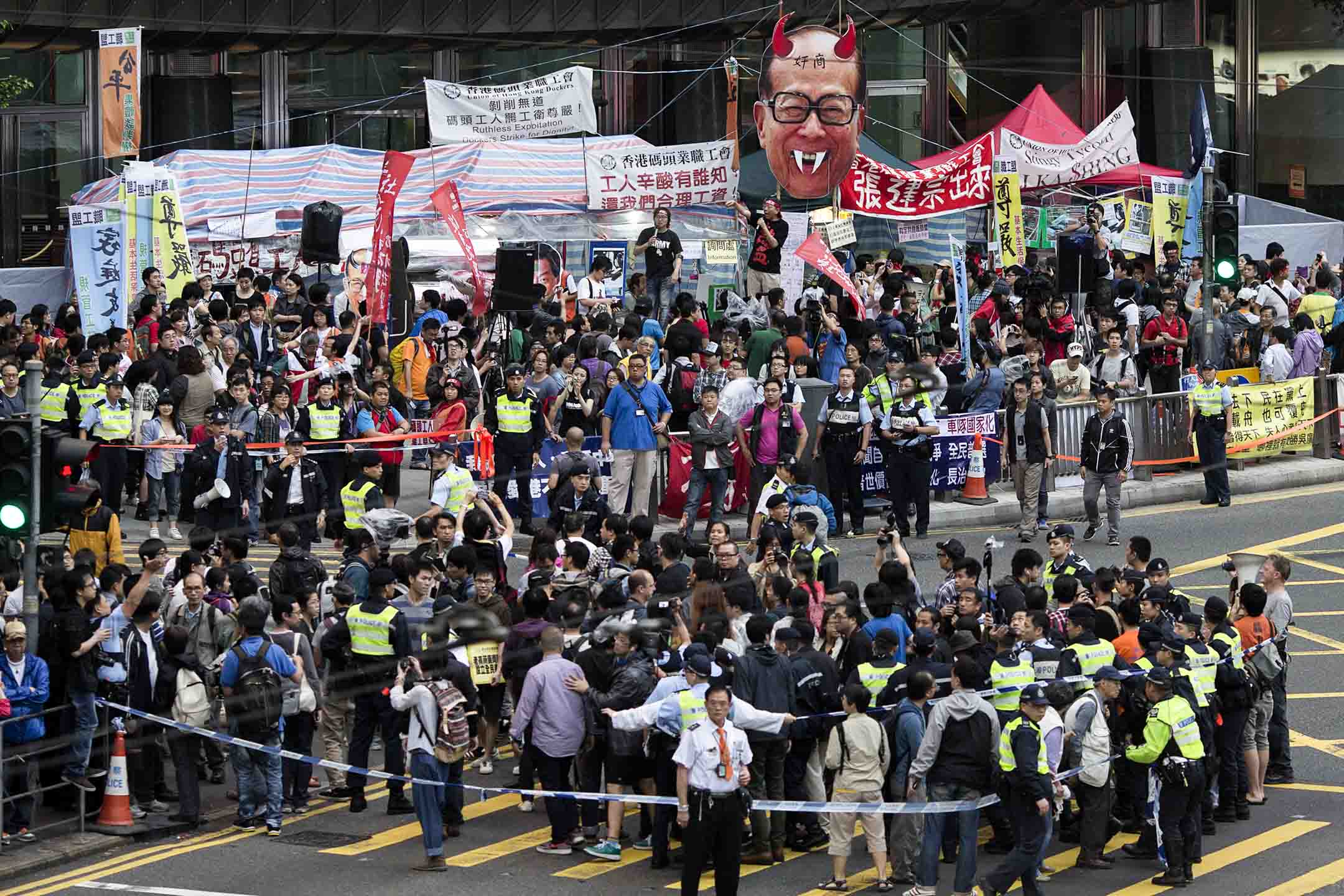 2013年5月1日,香港碼頭工人在勞動節遊行期間聚集在長江中心外。攝:Jerome Favre/Bloomberg via Getty Images