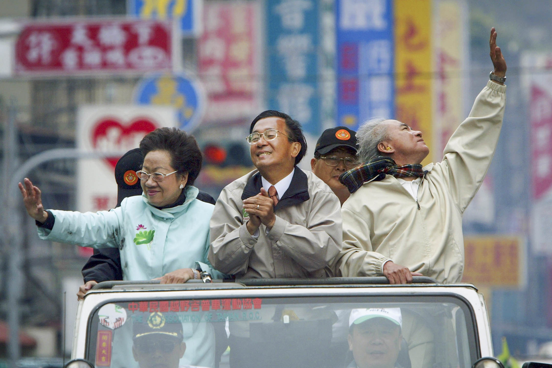 2004年3月18日,台北,台灣總統陳水扁(左)在競選車隊上與副總統呂秀蓮一起向支持者揮手致意。攝:Paula Bronstein/Getty Images
