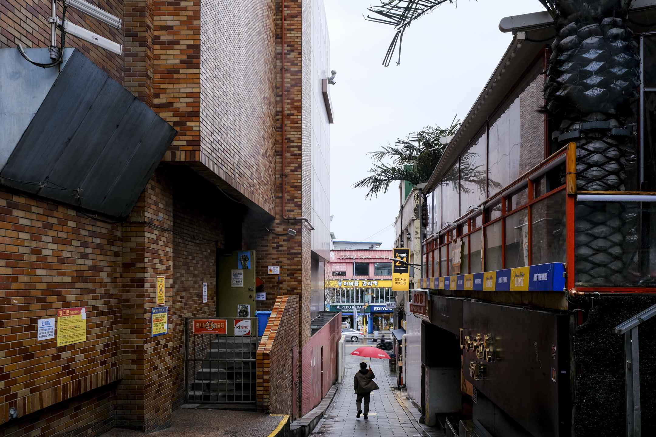 2022年漢密爾頓酒店後街的一條狹窄小巷曾發生人群擁擠事故,159人罹難。攝:余美霞/端傳媒