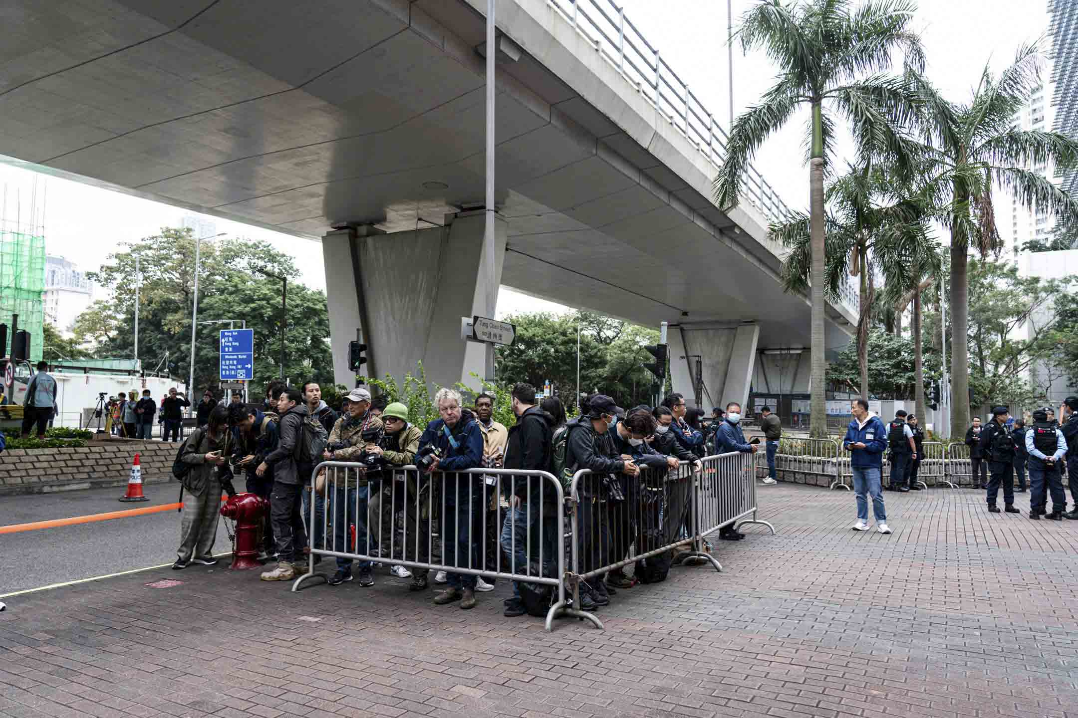 2023年12月18日，《蘋果日報》創始人黎智英案件，在西九龍裁判法院審理，大批傳媒在法院外。攝：Ryan Lai/端傳媒