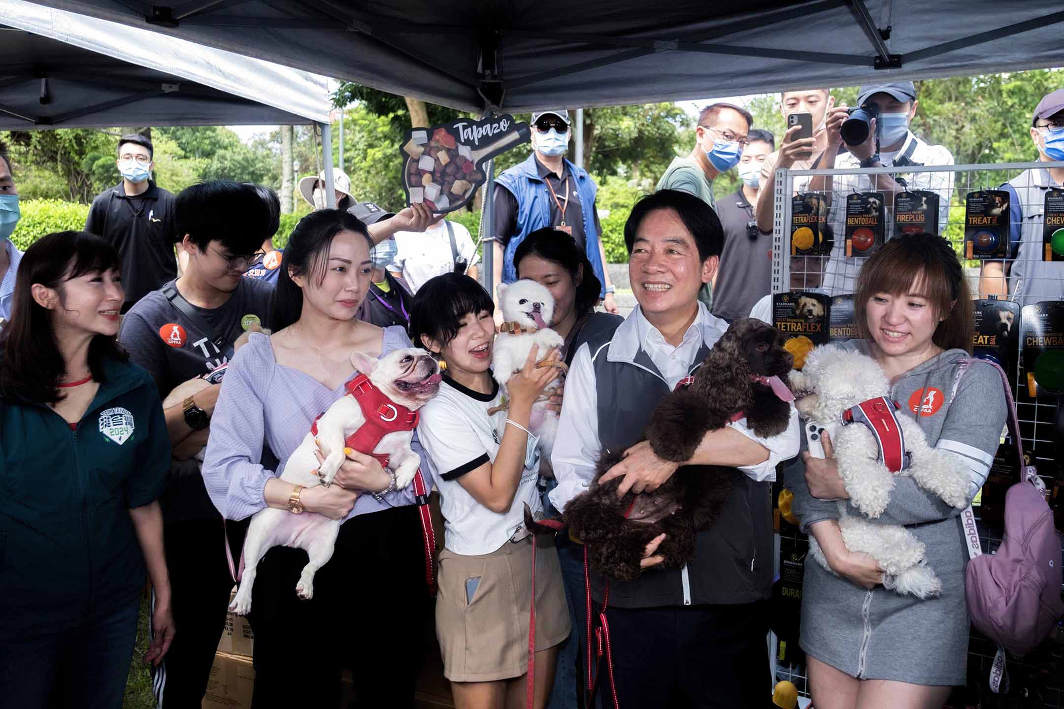 2023年9月9日,台北,民進黨候選人賴清德出席「2023展昭台北寵物用品展」。攝:陳焯煇/端傳媒