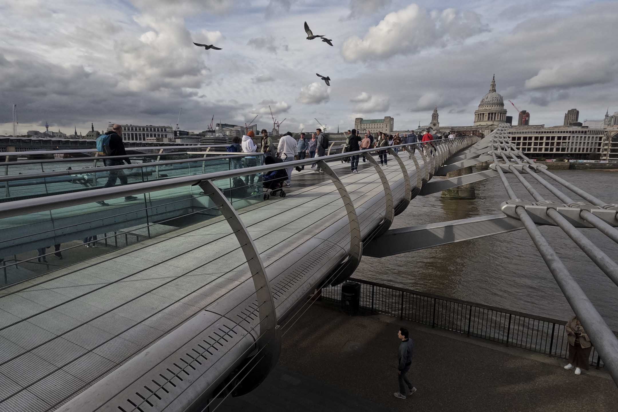 2023年10月5日,英国伦敦公众步行穿越千禧桥。摄:Leon Neal/Getty Images