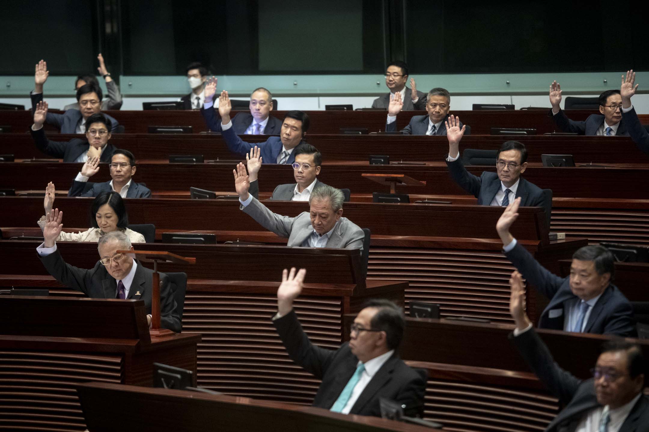 2023年11月1日，立法會三讀通過《2023年香港中文大學(修訂)條例草案》。攝：林振東/端傳媒
