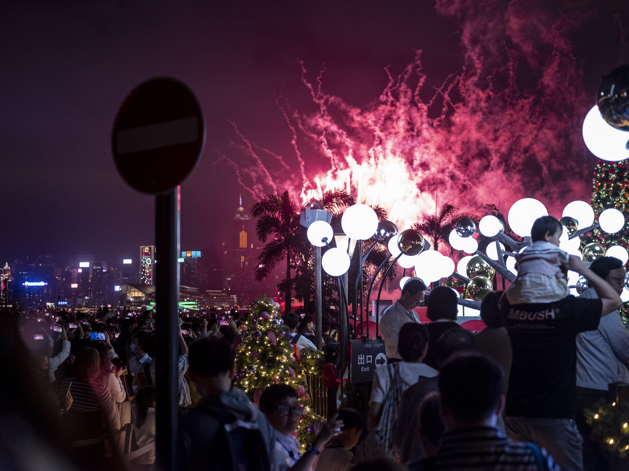 2023年12月9日,旅发局晚上8时在西九文化区的艺术公园海滨长廊举行水上烟火表演,大批市民在海傍观赏。 摄:林振东/端传媒