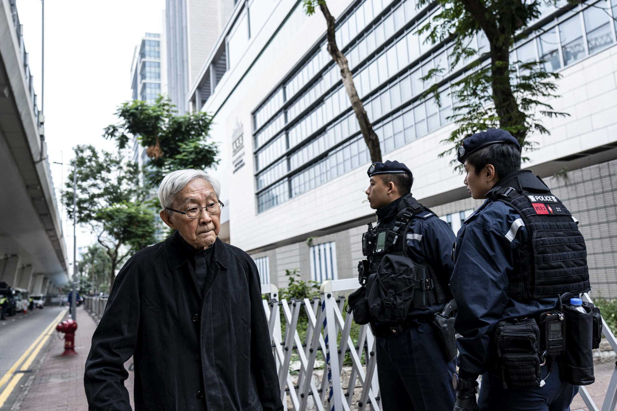   2023年12月18日，《蘋果日報》創始人黎智英案件，在西九龍裁判法院審理，天主教香港教區退休主教陳日君到場聽審。攝：Ryan Lai/端傳媒 