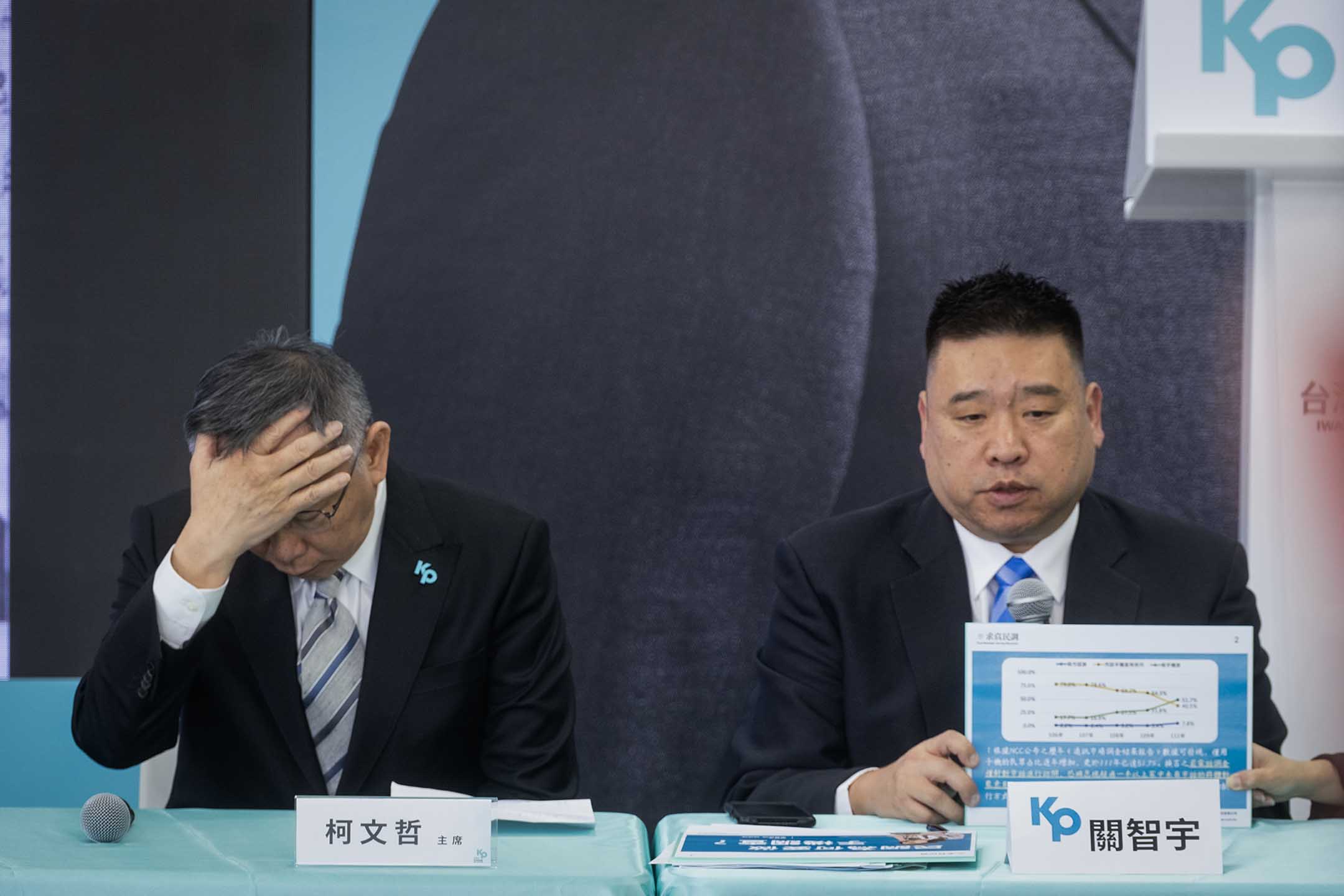 2023年11月18日,新北市,民眾黨主席柯文哲在記者會上回應藍白民調。攝:陳焯煇/端傳媒
