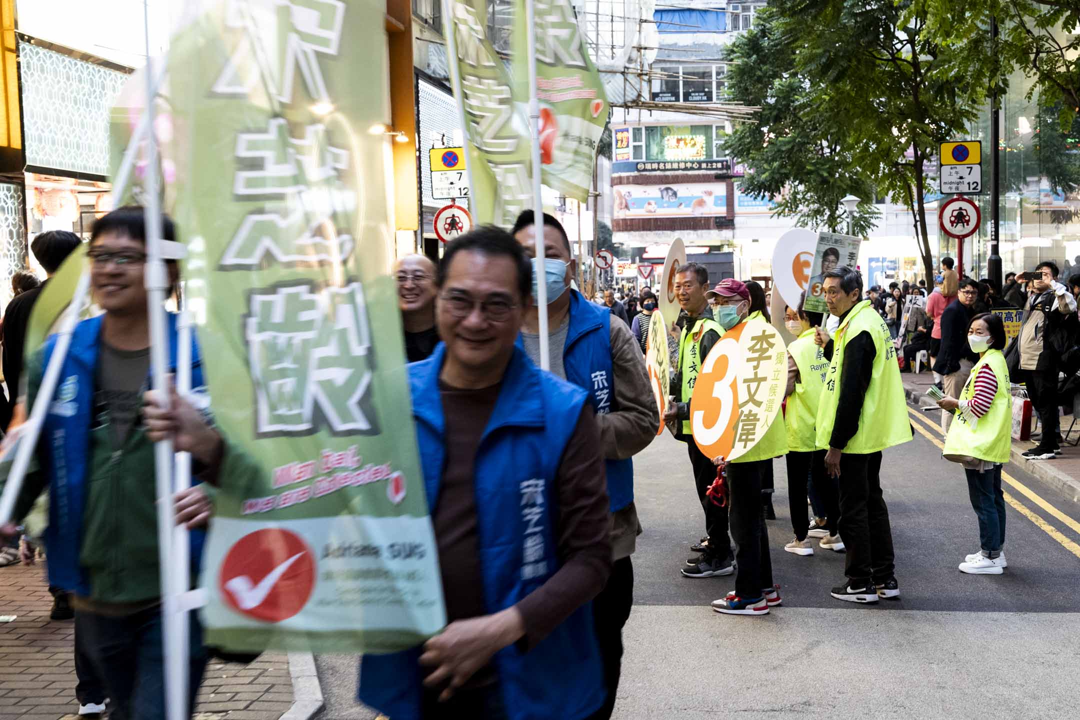2023年12月2日,銅鑼灣街頭有兩名參選區議會的團隊進行拉票。攝:林振東/端傳媒