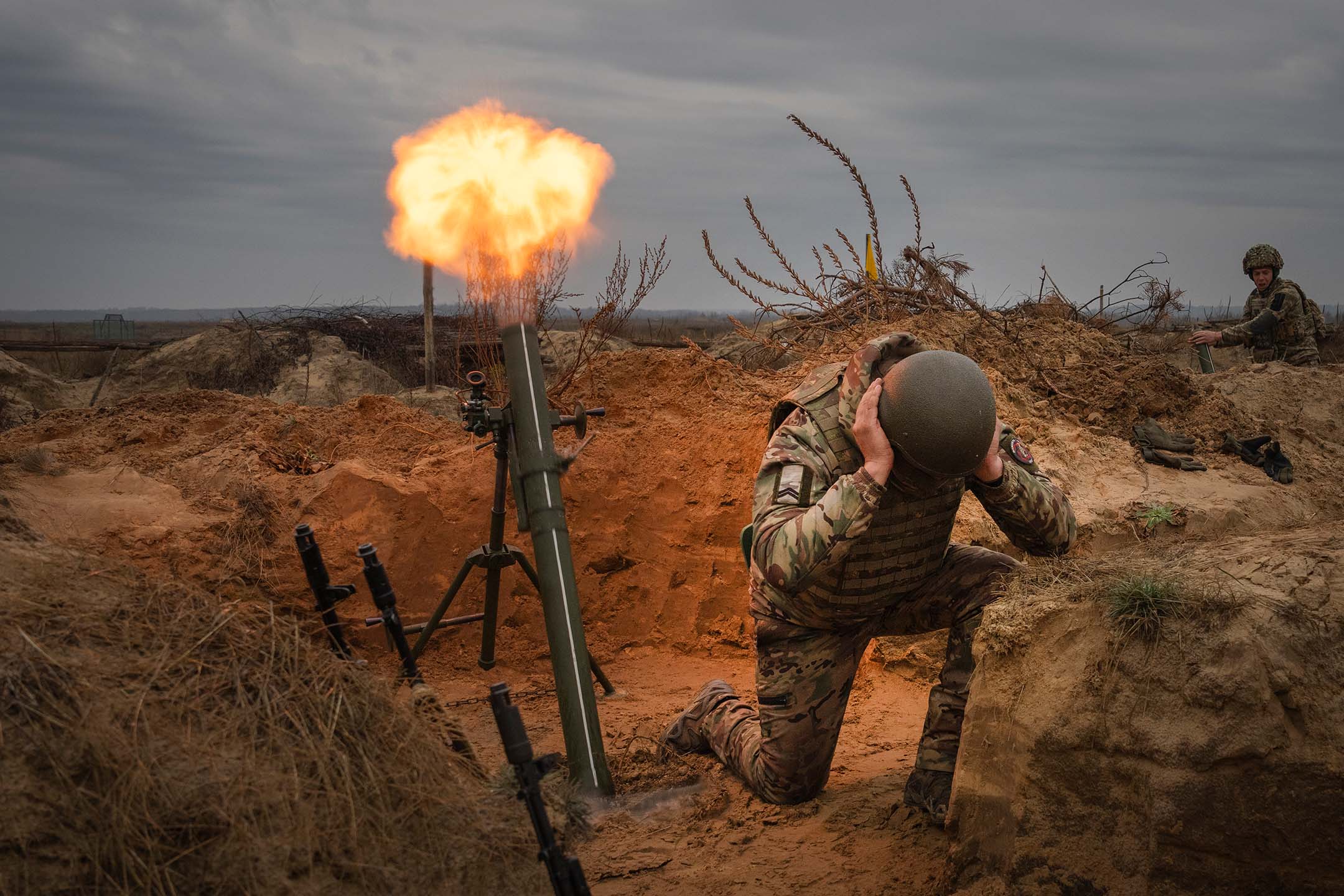 2023年11月8日,烏克蘭士兵正在進行軍事訓練。攝:Efrem Lukatsky/AP/達志影像