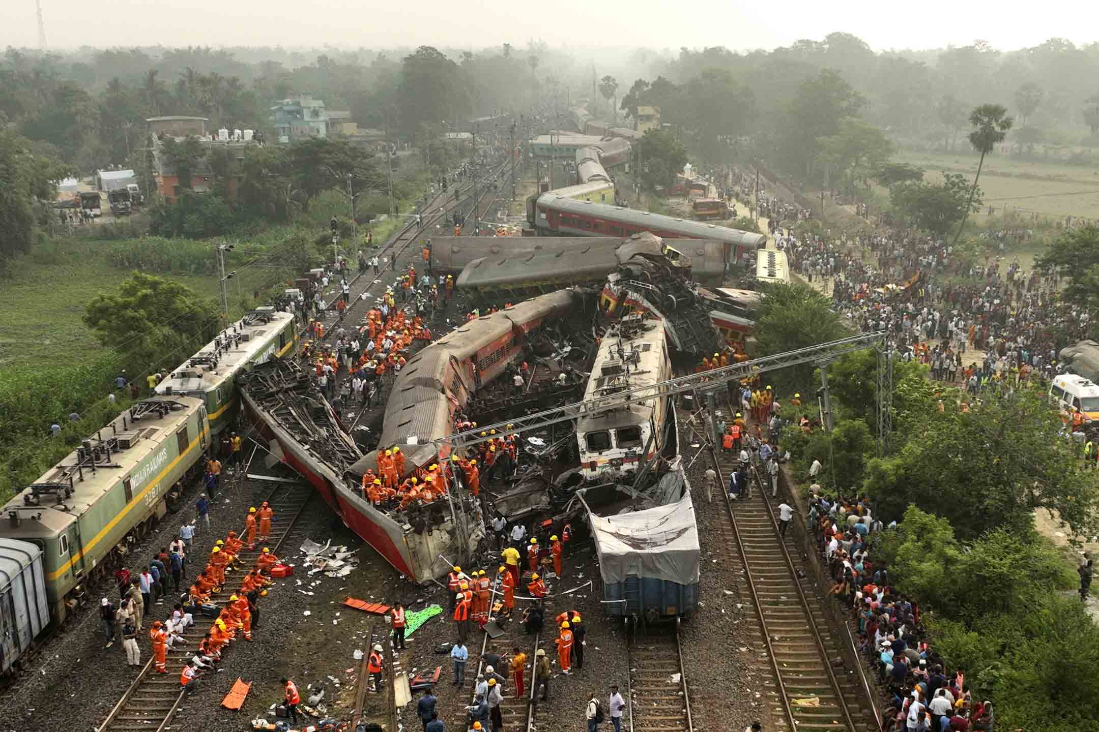 2023年6月3日,印度東部奧裡薩邦,客運列車事故現場。攝:Arabinda Mahapatra/AP/達志影像