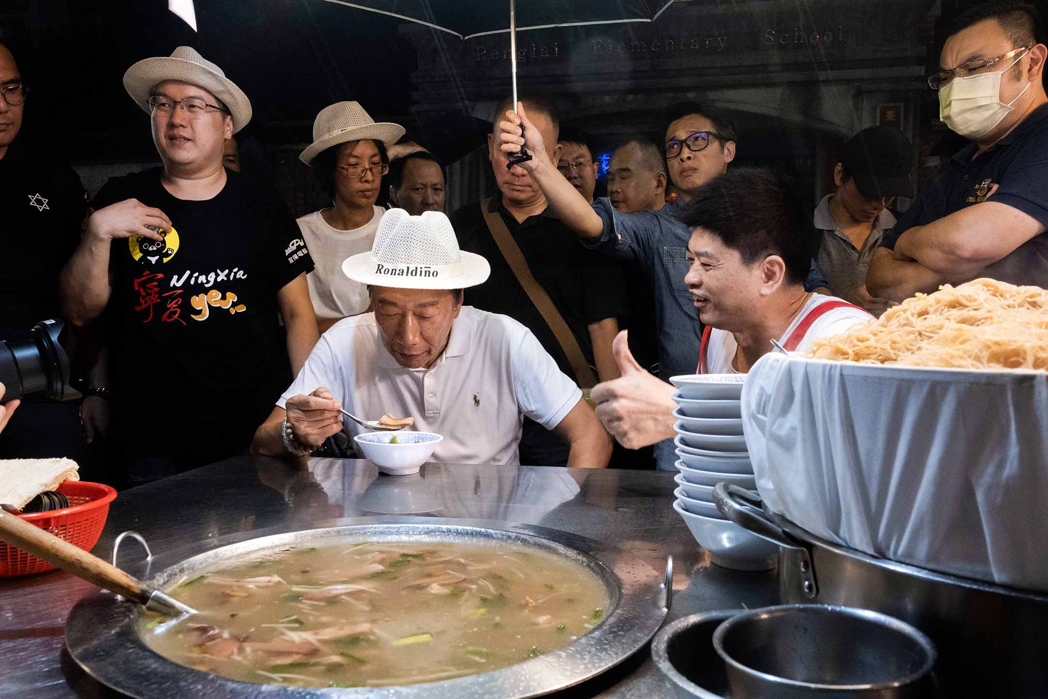 2023年9月5日,台北, 鴻海創辦人郭台銘在夜市與市民和攤販互動交流。攝:陳焯煇/端傳媒