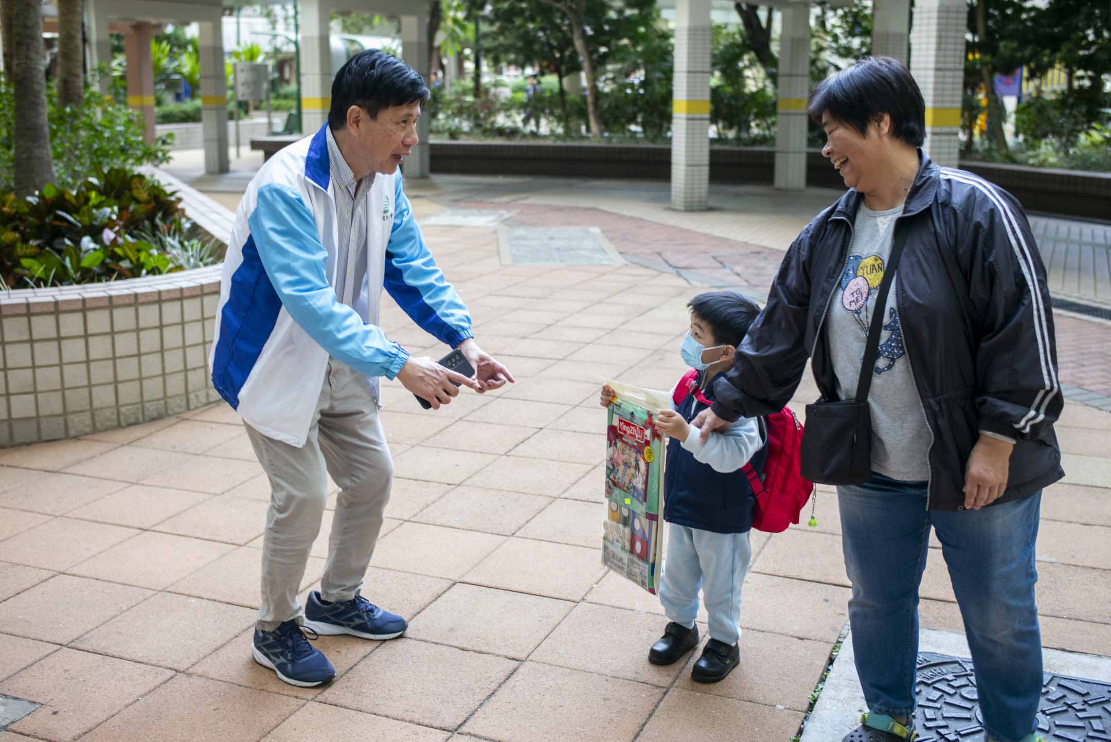 區議員陳琬琛在梨木樹邨與街坊傾談。攝:林振東/端傳媒