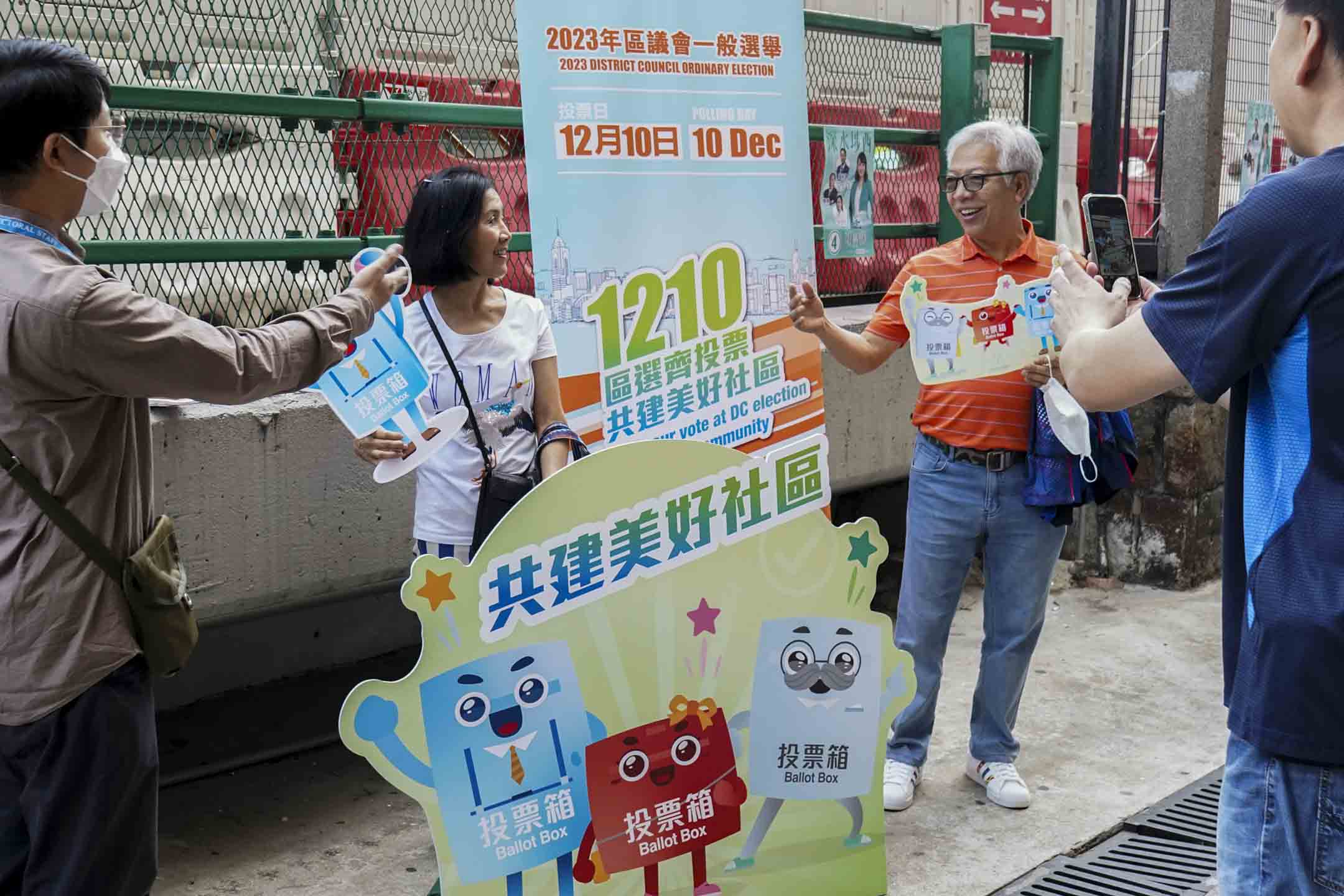 2023年12月10日,区议会选举日,票站外的心意卡拍照区。 摄:David Chan/端传媒