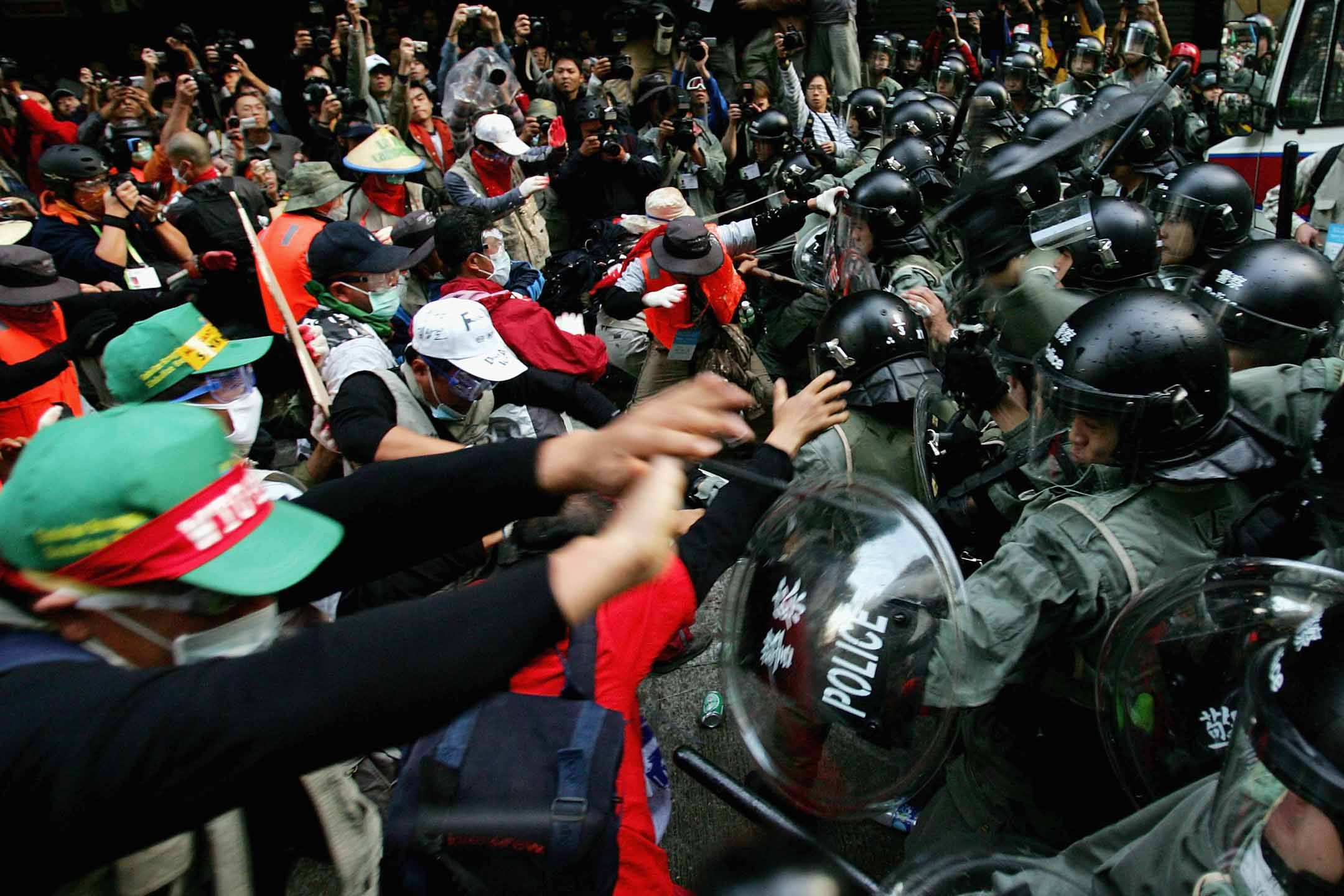 2005年12月1 日,香港舉行 WTO 第六次部長級會議,韓農在場外與防暴警察發生衝突。攝:Guang Niu/Getty Images