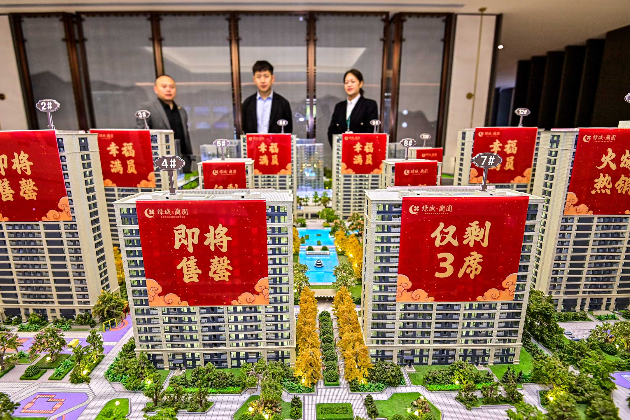 2023年11月16日,中國山東,市民在參觀商業住宅售樓處。Costfoto/NurPhoto via Getty Images