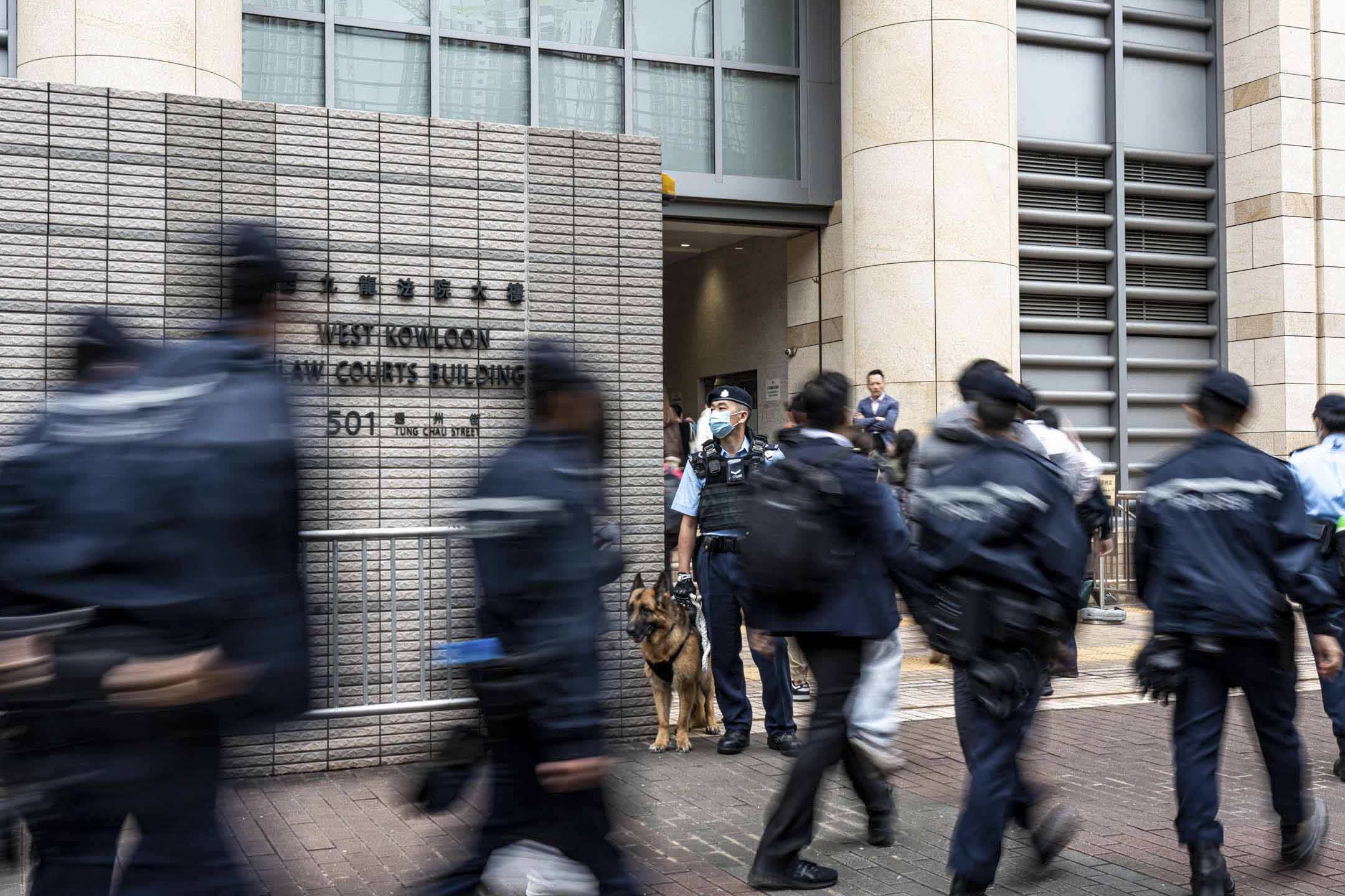 2023年12月18日，《蘋果日報》創始人黎智英案件，在西九龍裁判法院審理，警員在法院外駐守。攝：Ryan Lai/端傳媒