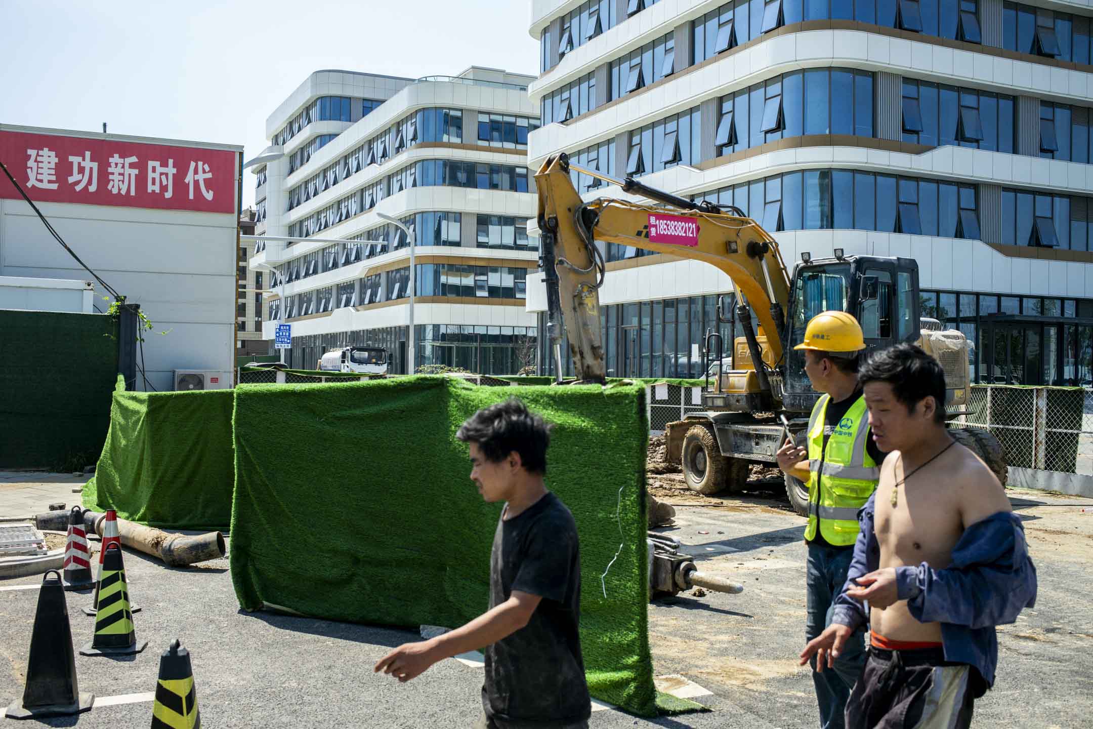 2023年,容西安置區的建築工人。攝:林文清/端傳媒