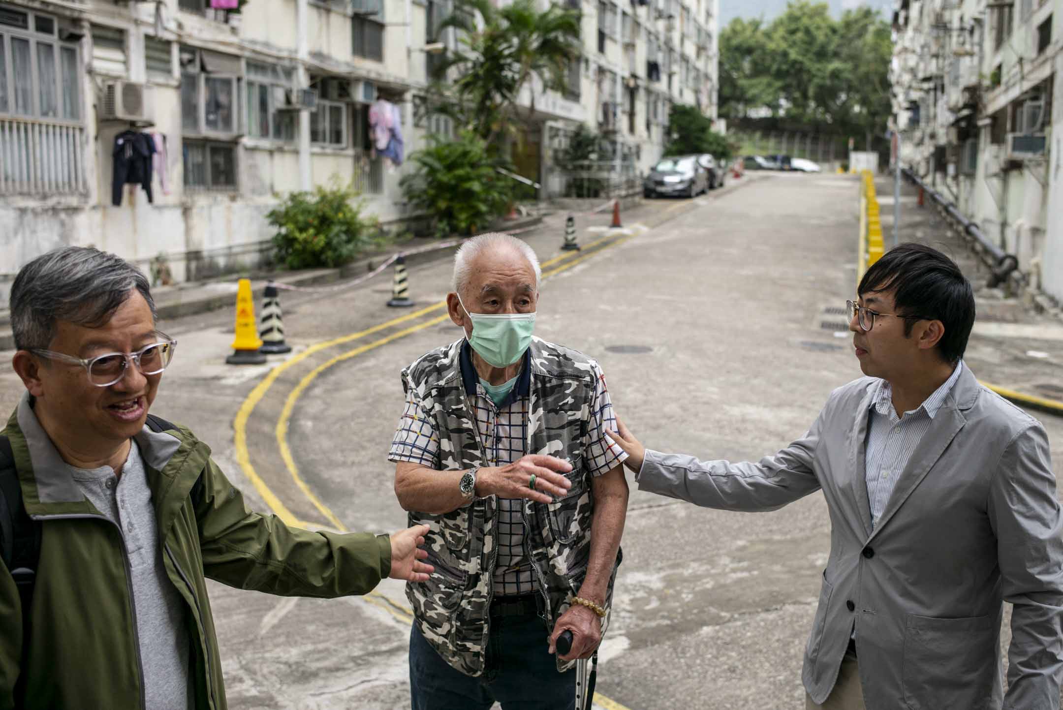 前深水埗區議員譚國僑與郭偉誠在大坑西邨與居民交談。攝:林振東/端傳媒