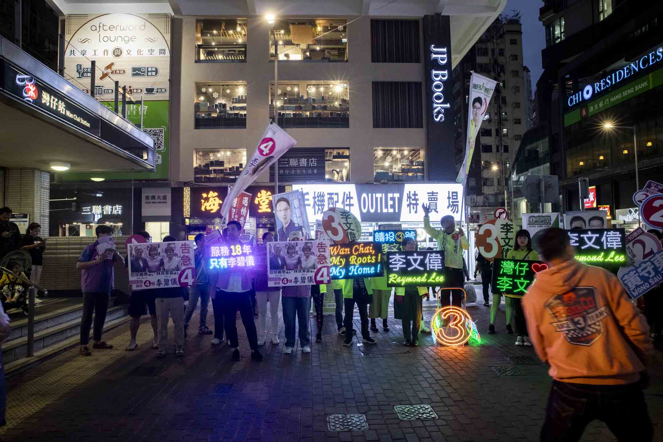 2023年12月10日,区议会选举日,不少候选人都发出“选情告急”呼吁。 摄:林振东/端传媒