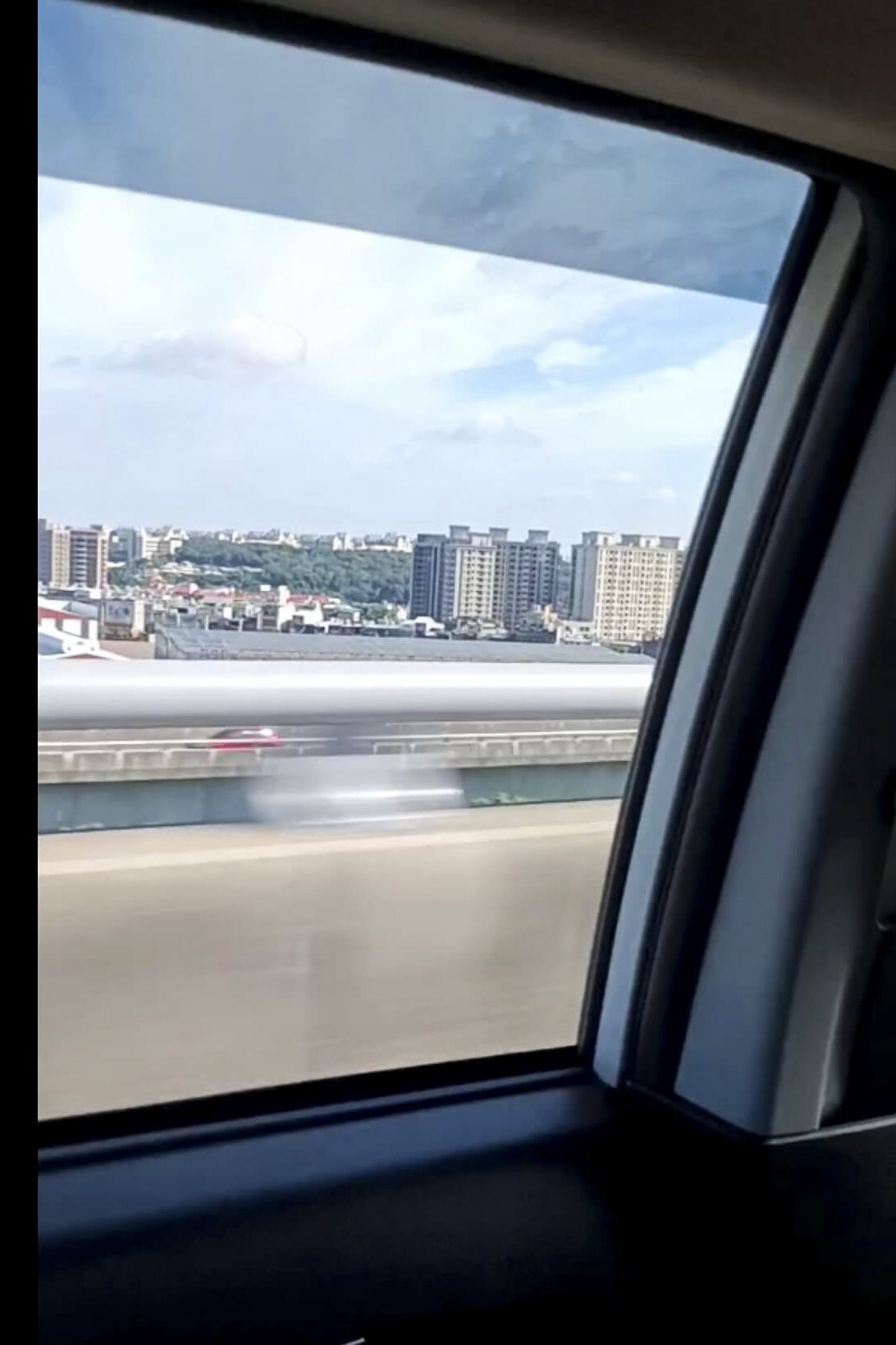 前往機場的路上,麗珊拍下的關於新竹最後的影像。圖:受訪者提供