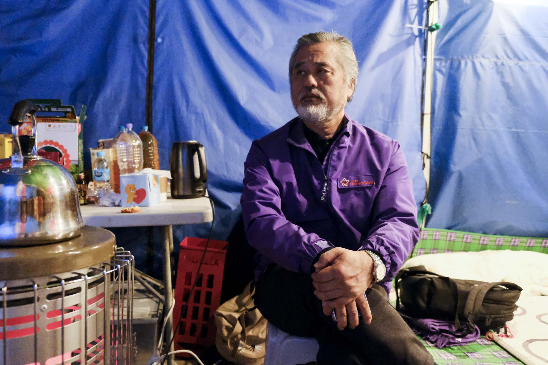 遺屬會委員長李政民坐在帳篷裡。攝:余美霞/端傳媒