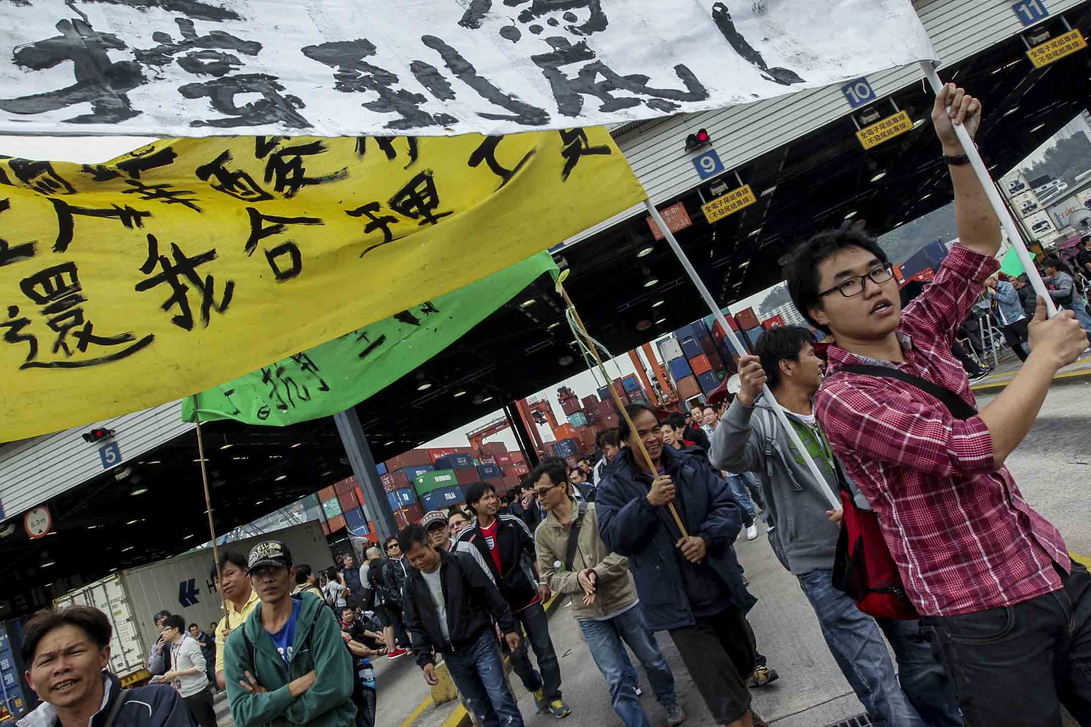 2013年4月1日,葵涌貨櫃碼頭,碼頭工人罷工進入第五天,工人在碼頭內遊行。 攝:K. Y. Cheng/South China Morning Post via Getty Images