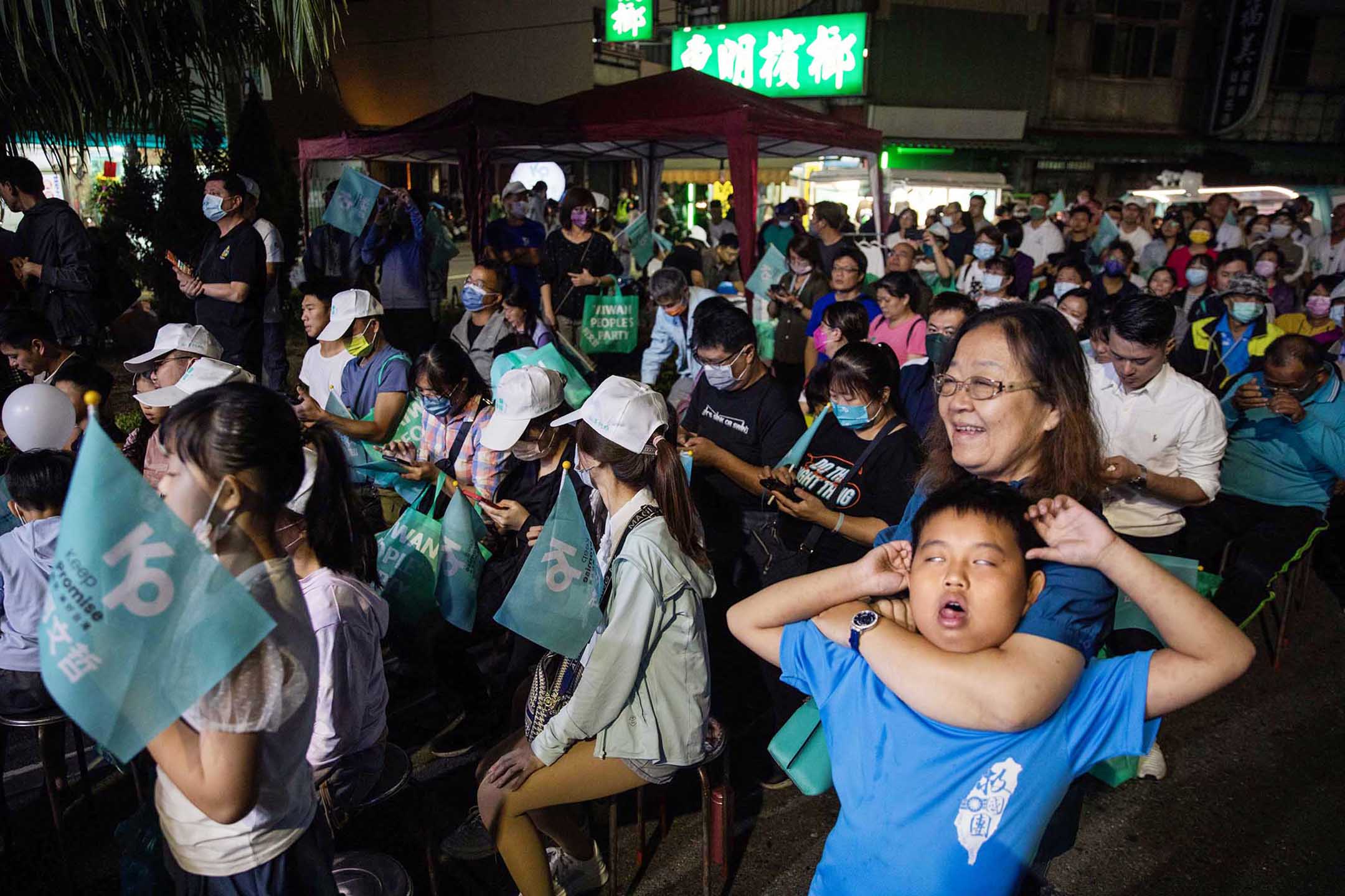 2023年11月12日,彰化,民眾黨的支持者在造勢大會內。攝:陳焯煇/端傳媒