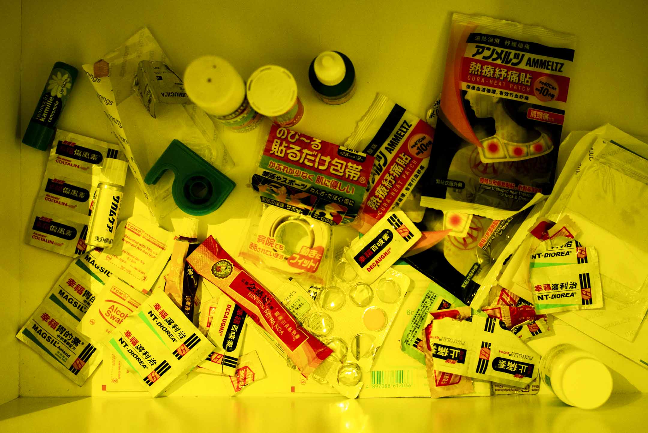 急救及藥物包內有消毒紙巾、噴霧膠布、各種藥物之外,還有因為常用火機而必備的燙火膏,以及據聞可以解冰毒的牛黃解毒片。「我就不太相信,這麼容易解到的話,就不會那麼多人 OD(overdose)。」記者還找到潤唇膏和口氣清新劑,阿豐笑說:「當然啦,要同人嘴㗎嘛。」攝:林振東/端傳媒