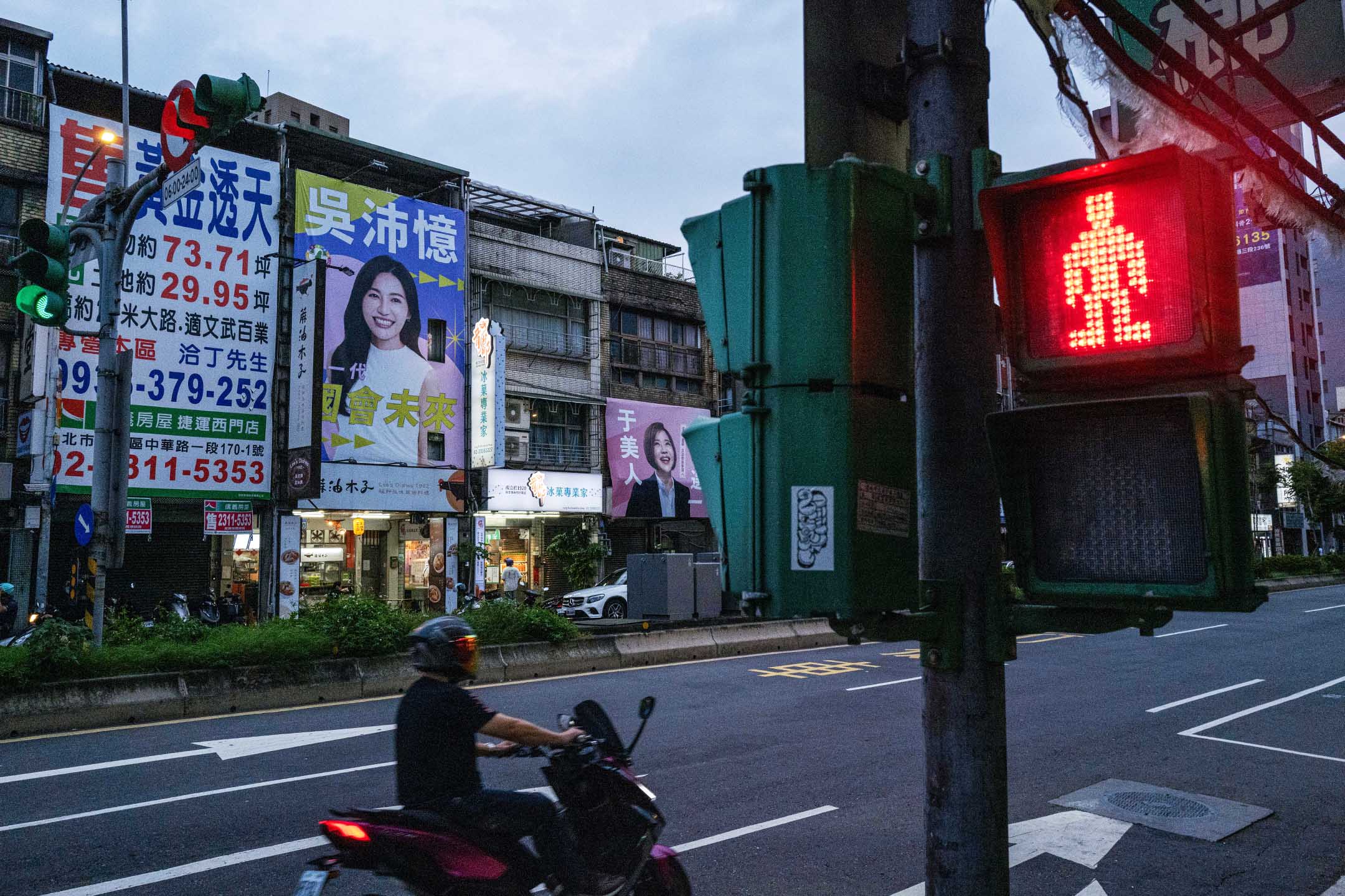 2023年10月20日,台北,兩名候選人的海報。攝:陳焯輝/端傳媒