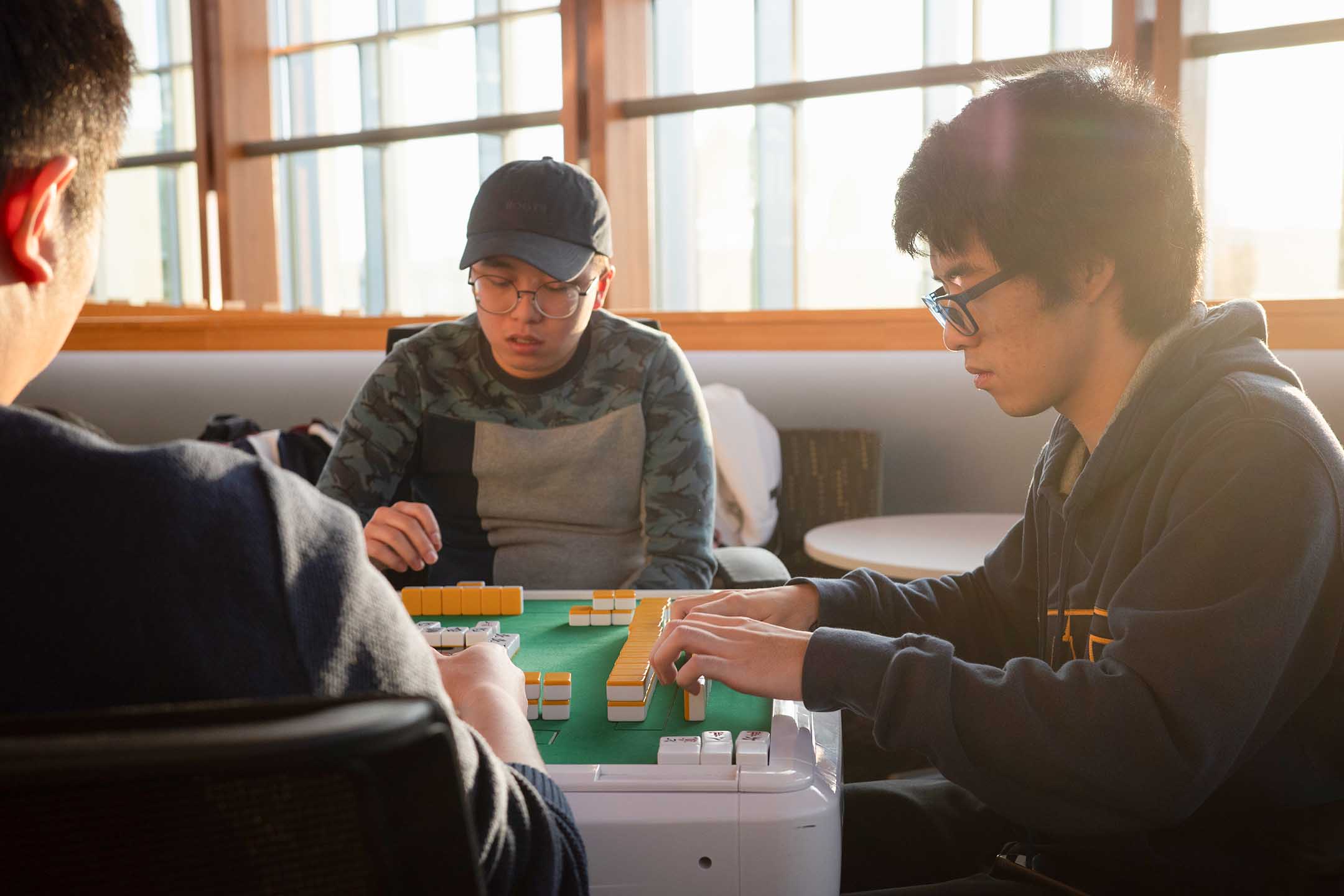 一班卑诗大学麻雀学会学生在学生会大楼内打麻雀，不少人操流利的香港式粤语。图：作者提供