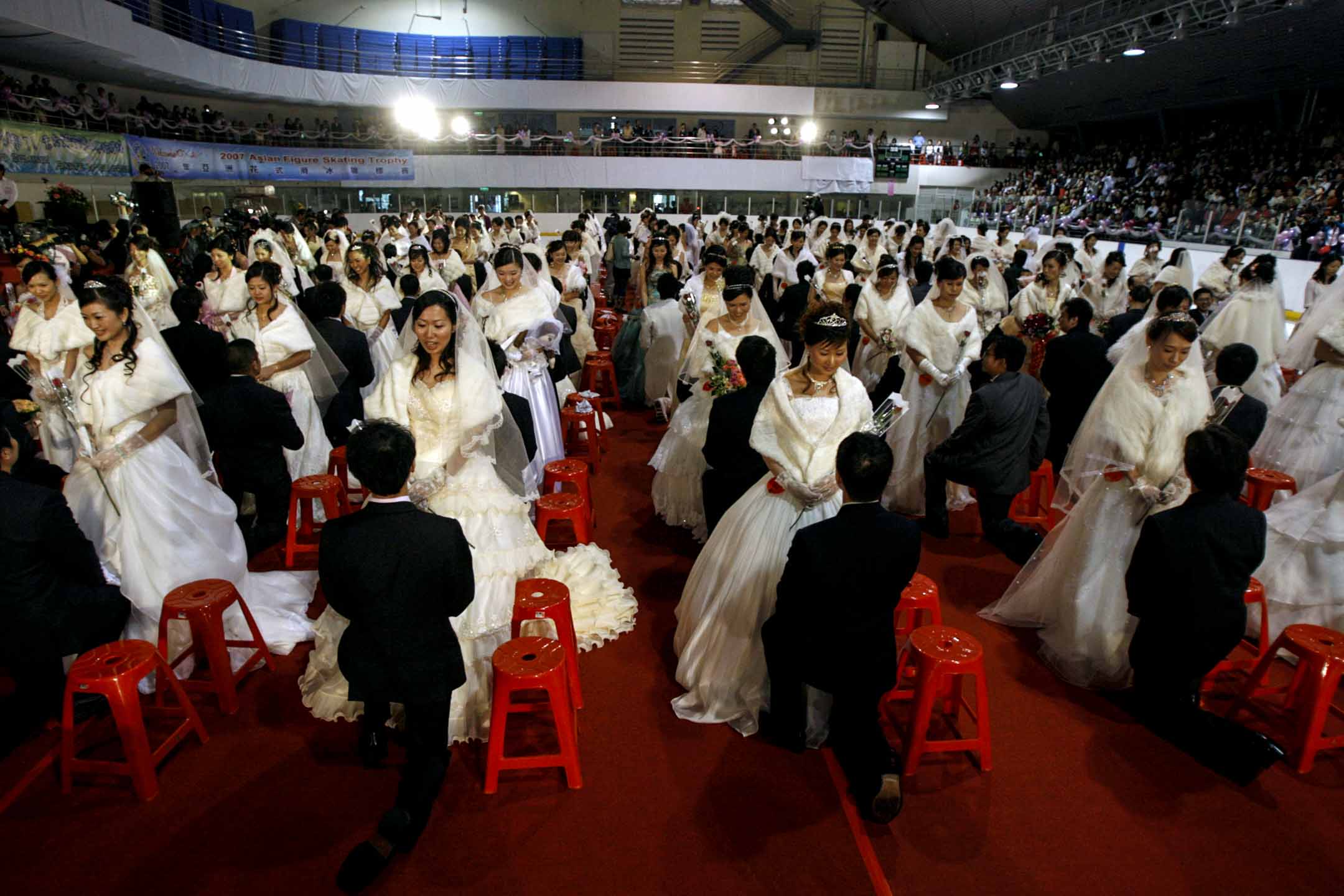 台北一場集體婚禮上,新郎跪在新娘面前。攝:Nicky Loh/Reuters/達志影像