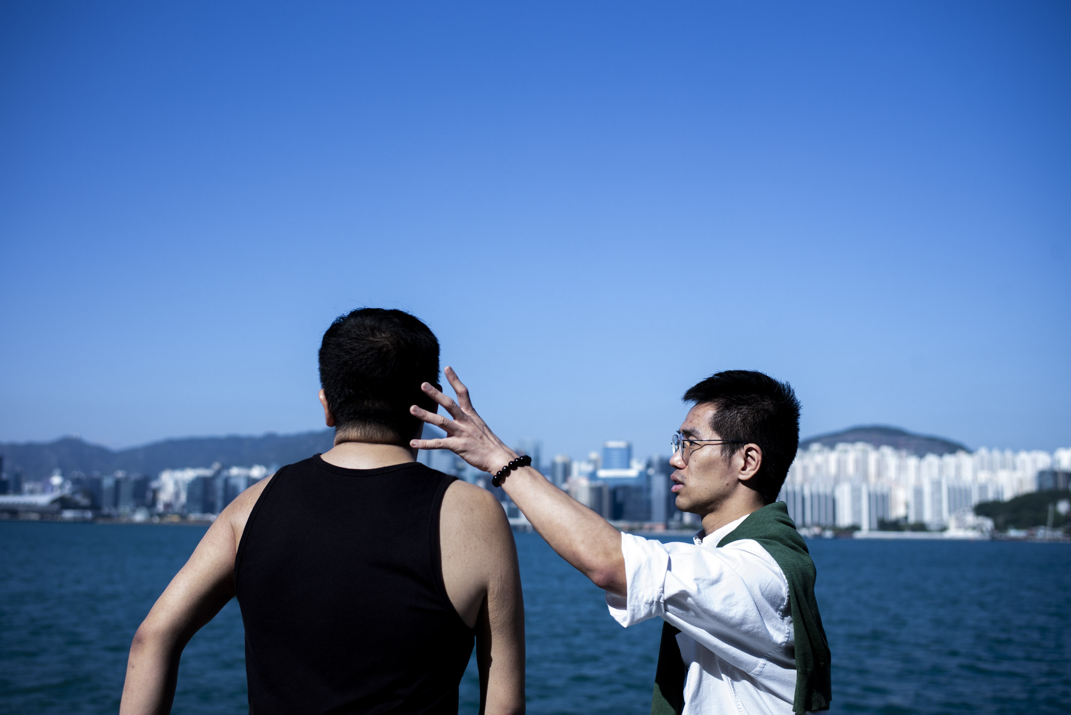 求助者去見社工或者去醫院覆診,很多時會覺得自己像一個病人。CT 認為他們有時更需要一個朋友,像朋友一樣聊天,一起去吃一頓下午茶,一起去海傍曬太陽、吹海風。上一次見面,CT 教過 Noah 做伸展運動,Noah 其後每天都會落街散步。攝:林振東/端傳媒