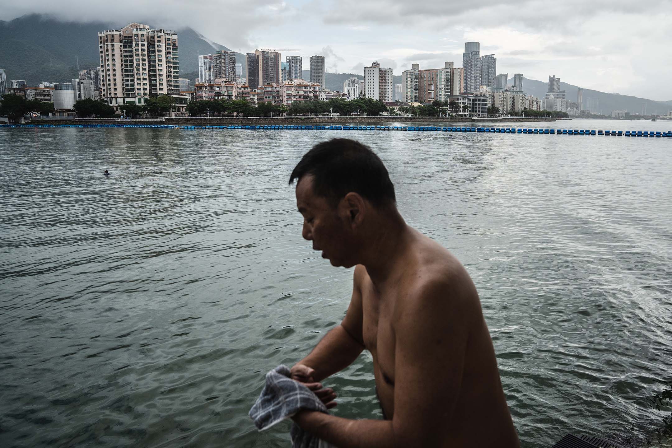 2023年6月3日，一名男子在香港边境沙头角的码头。摄：Lam Yik/Bloomberg via Getty Images