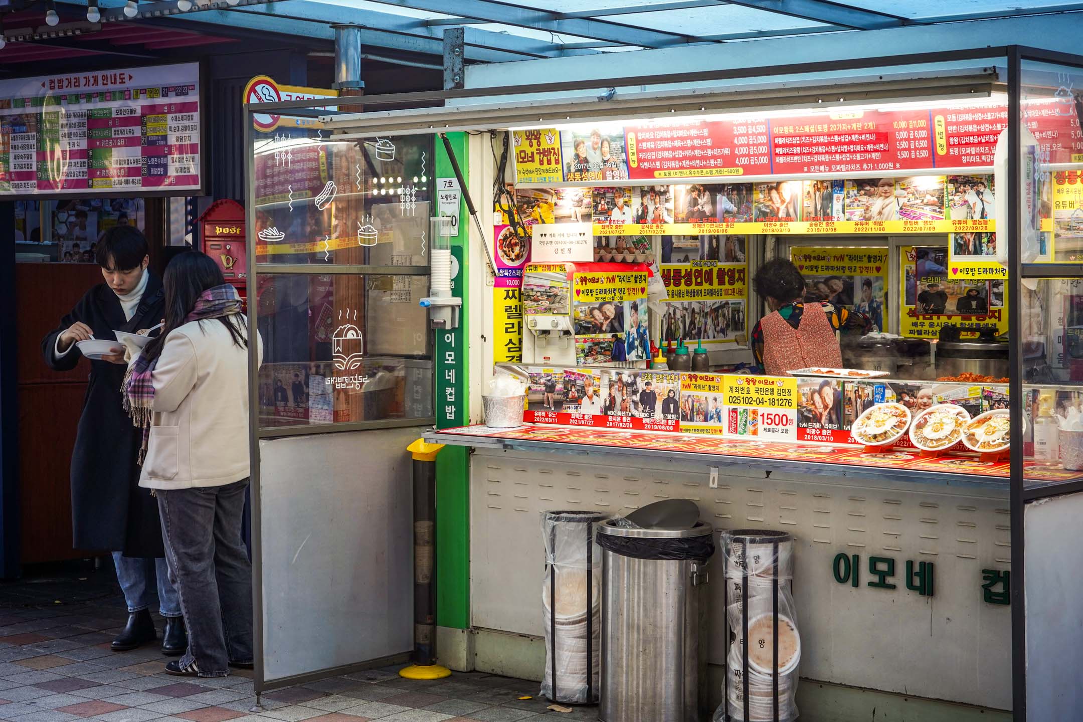 「杯飯一條街」是鷺梁津的特殊風景,店家將飯菜全裝 在一個大碗,讓繁忙的考生站著扒飯,快速解決一餐。攝:吳珮如