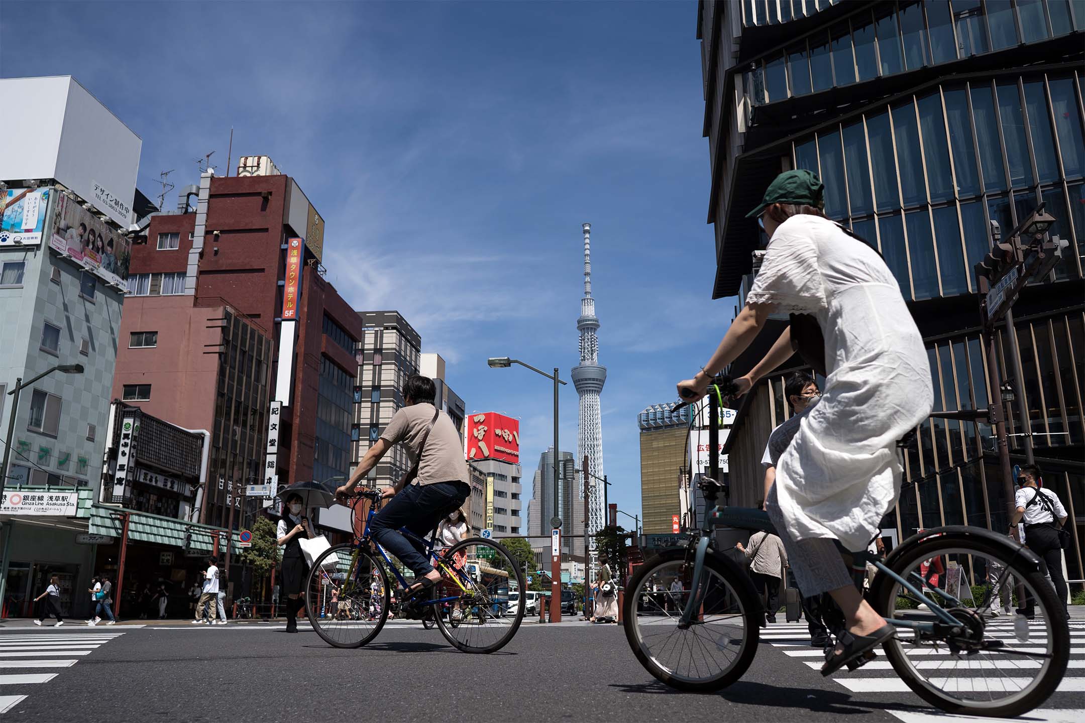 2022年6月29日,人們騎自行車經過淺草地區的東京晴空塔。攝:Tomohiro Ohsumi/Getty Images