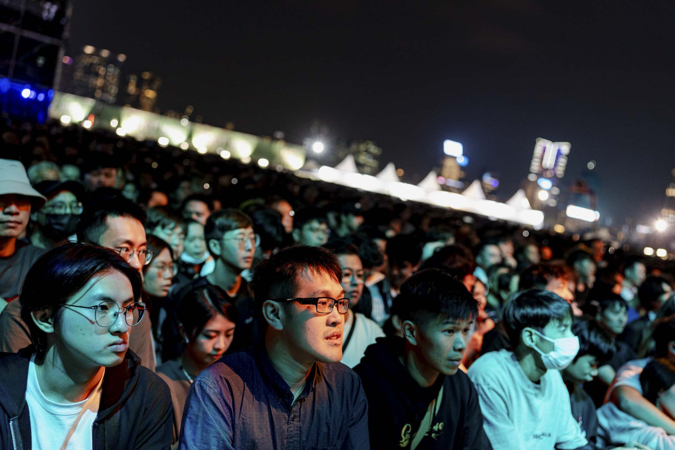 观众观赏惘闻乐队在Clockenflap上的演出。摄:Ryan Lai/端传媒