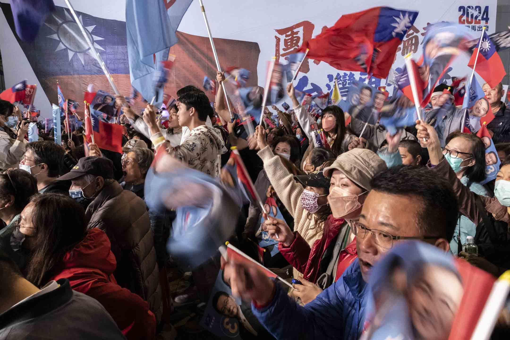 2024年1月12日,國民黨正副總統候選人侯友宜、趙少康在新北市板橋第一體育場舉辦「贏回中華民國 選前之夜」。攝:林振東/端傳媒