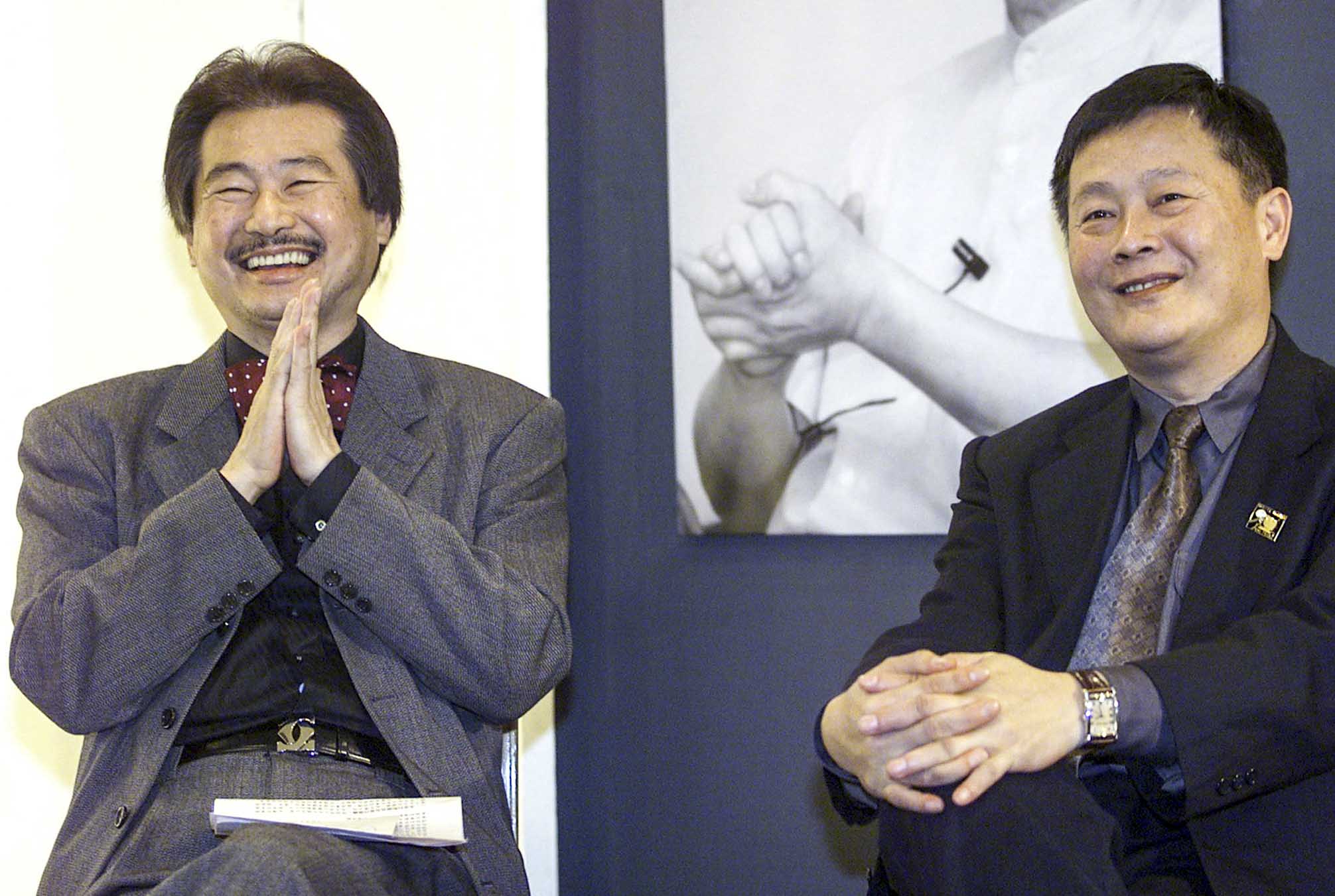 2001年2月26日,在中国监狱度过近 20 年后流亡美国的魏京生(右)与台湾立委施明德(左)在台北举行联合新闻发布会。图:Reuters/达志影像