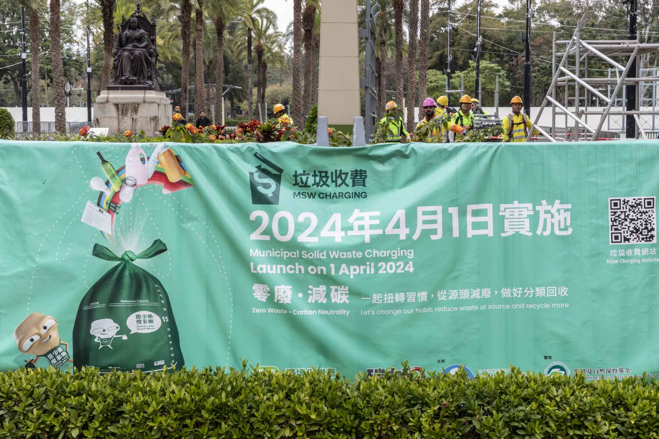 2024年1月22日,垃圾徵費第二度押後至8月1日實施 ,但街上仍可見政府有關垃圾徵費的廣告。攝:林振東/端傳媒