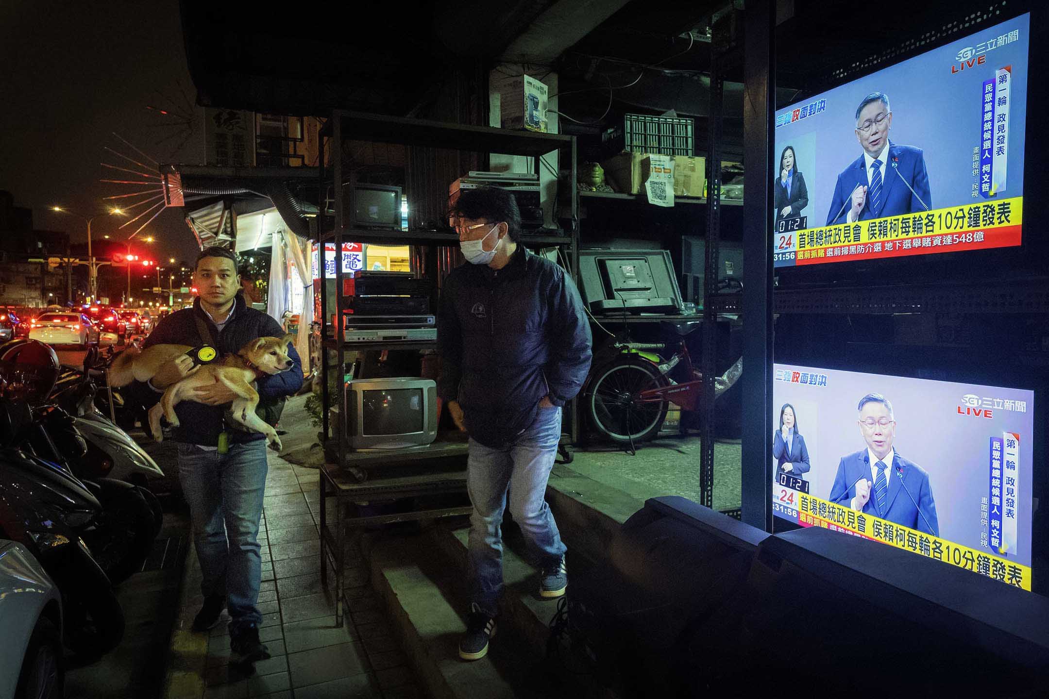 2023年12月21日，台北，電視上播放2024台灣總統選舉政見發表會。攝：陳焯煇/端傳媒