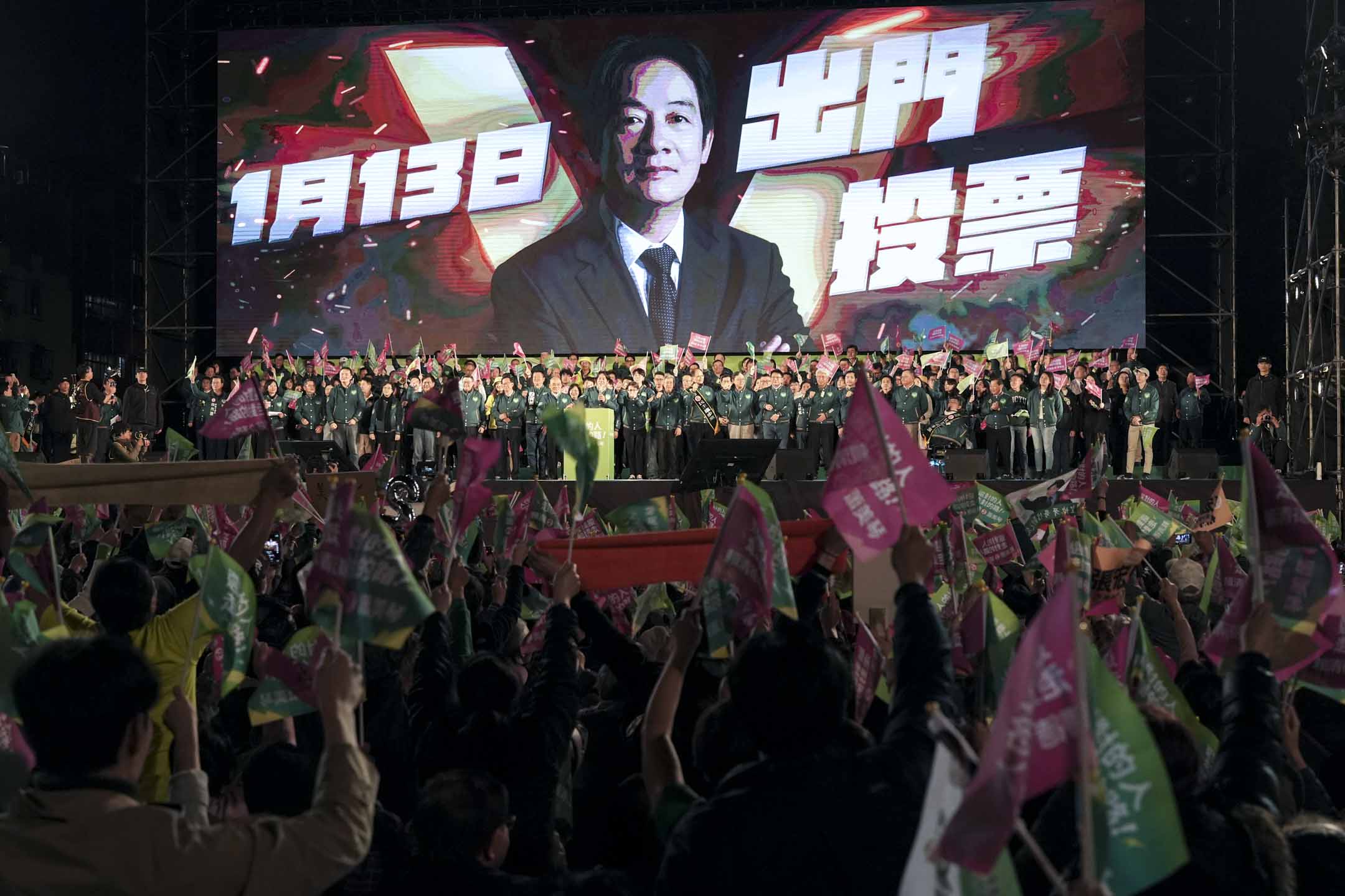 2024年1月12日,民进党正副总统候选人赖清德、萧美琴在新北市板桥第二体育场“台湾美德站出来,迎向胜利选前之夜”。摄:黄永俊/端传媒