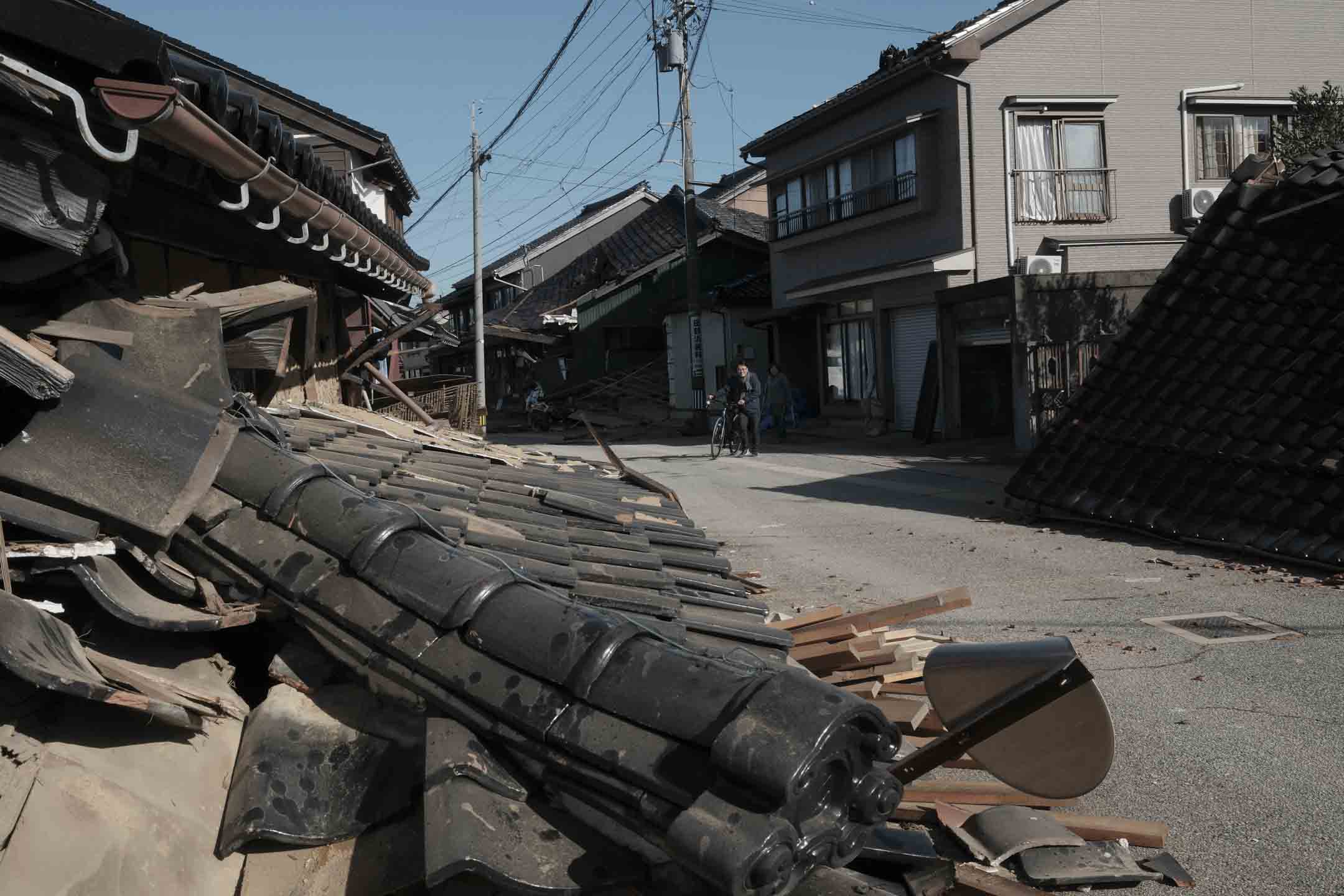 2023年1月2日，日本石川县地震，房屋倒塌。摄：Soichiro Koriyama/Bloomberg via Getty Images
