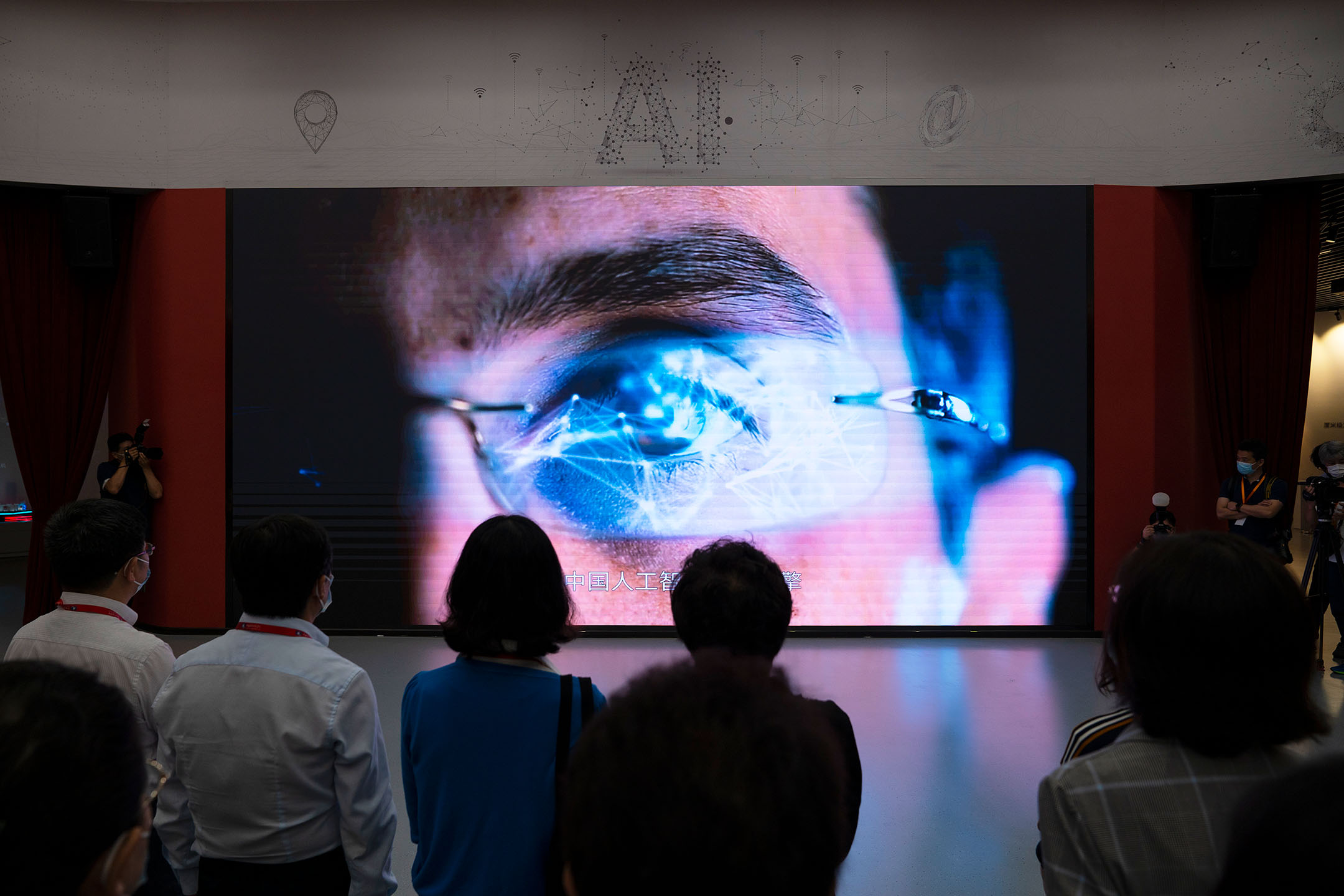 2021年6月18日,中國上海,學生在參觀工智慧館觀看影片示範。攝:Andrea Verdelli/Getty Images