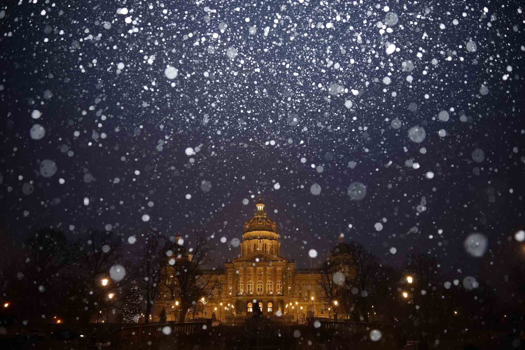 2024年1月8日,愛荷華州議會大廈下起了持續不斷的小雪。攝:Chip Somodevilla/Getty Images
