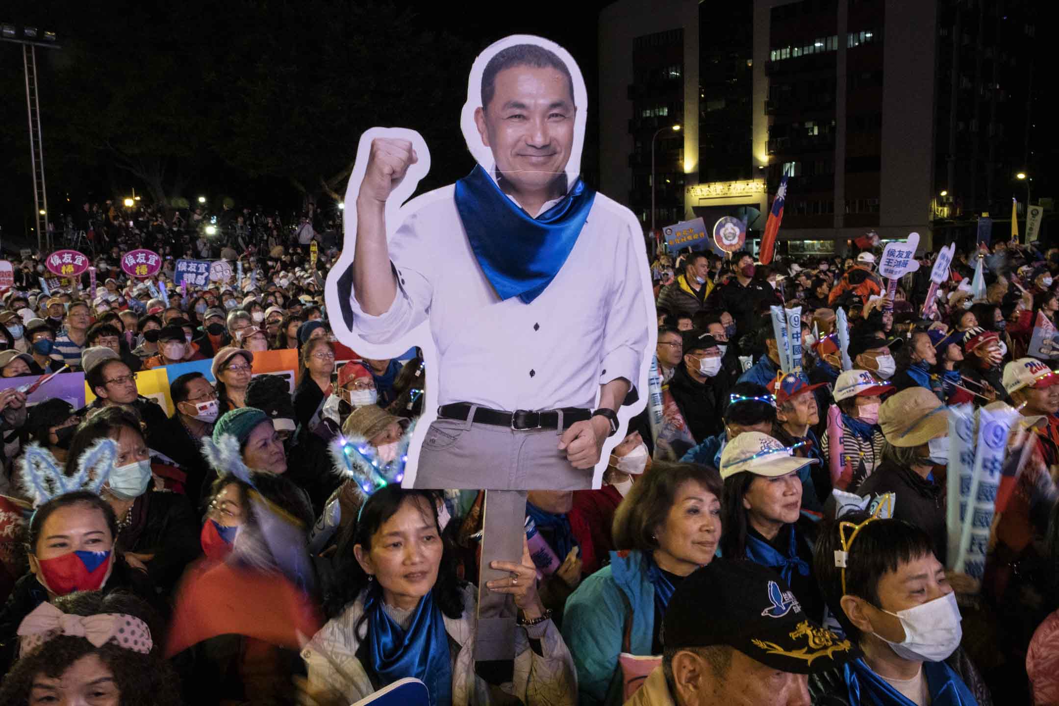 2024年1月12日,國民黨正副總統候選人侯友宜、趙少康在新北市板橋第一體育場舉辦「贏回中華民國 選前之夜」。攝:林振東/端傳媒