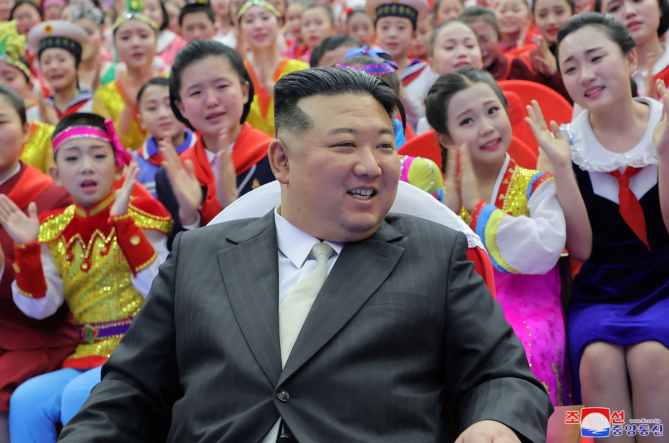 2024年1月2日,朝鲜,领导人金正恩在平壤参加与学生一起庆祝新年的活动。摄:KCNA via REUTERS/达志影像