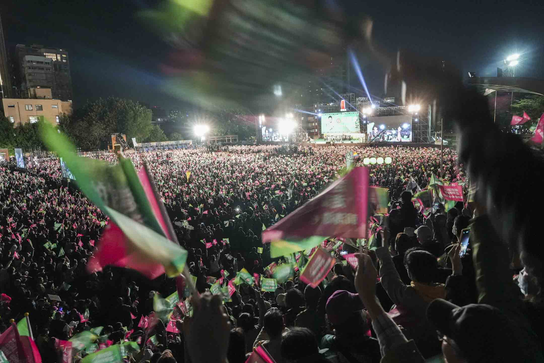 2024年1月12日,民进党正副总统候选人赖清德、萧美琴在新北市板桥第二体育场“台湾美德站出来,迎向胜利选前之夜”。摄:黄永俊/端传媒