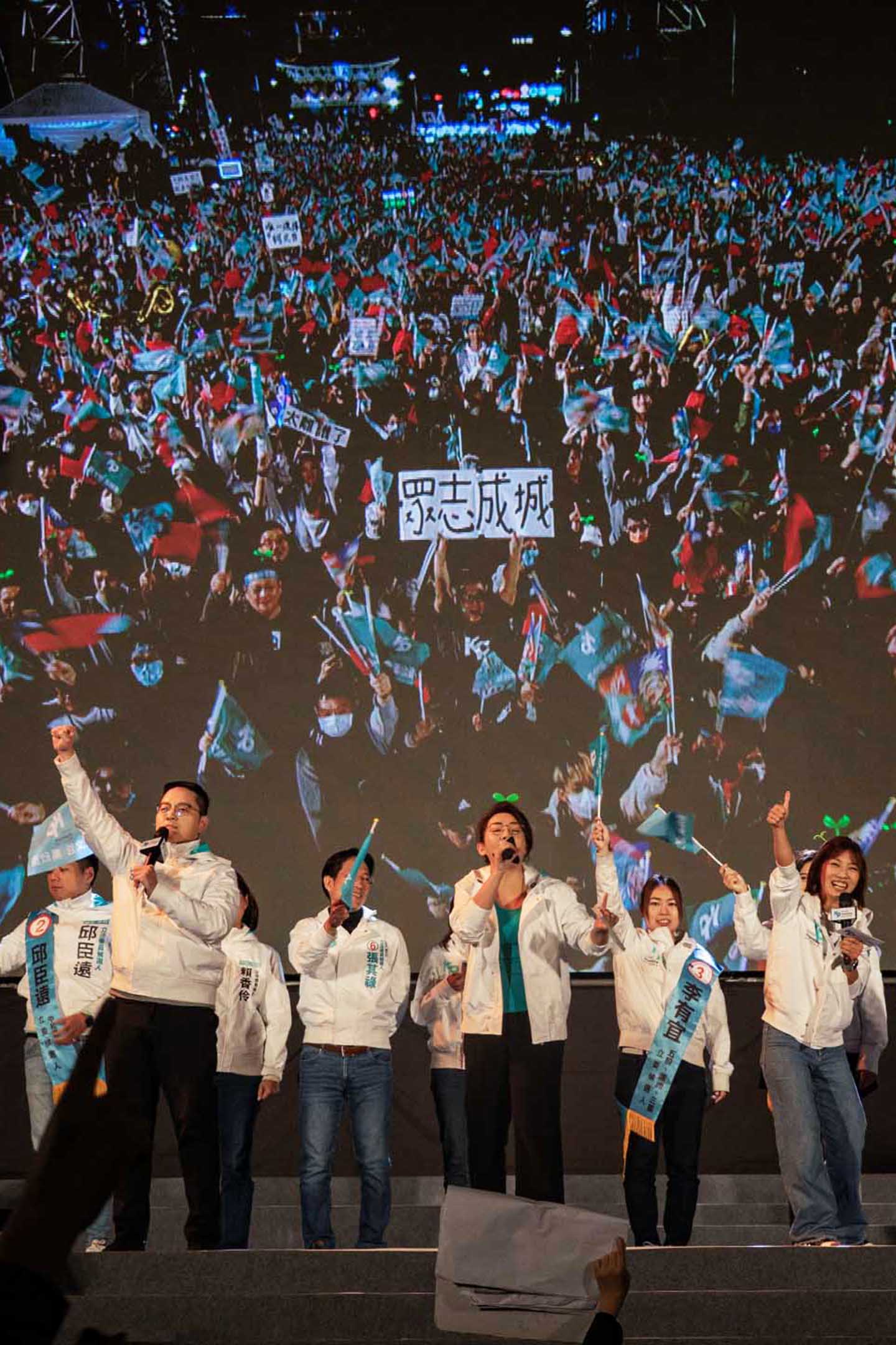 2024年1月12日,民眾黨正副總統候選人柯文哲、吳欣盈在台北市凱達格蘭大道舉辦「台灣選哲1定會贏 公民凱道之夜」。攝:陳焯煇/端傳媒