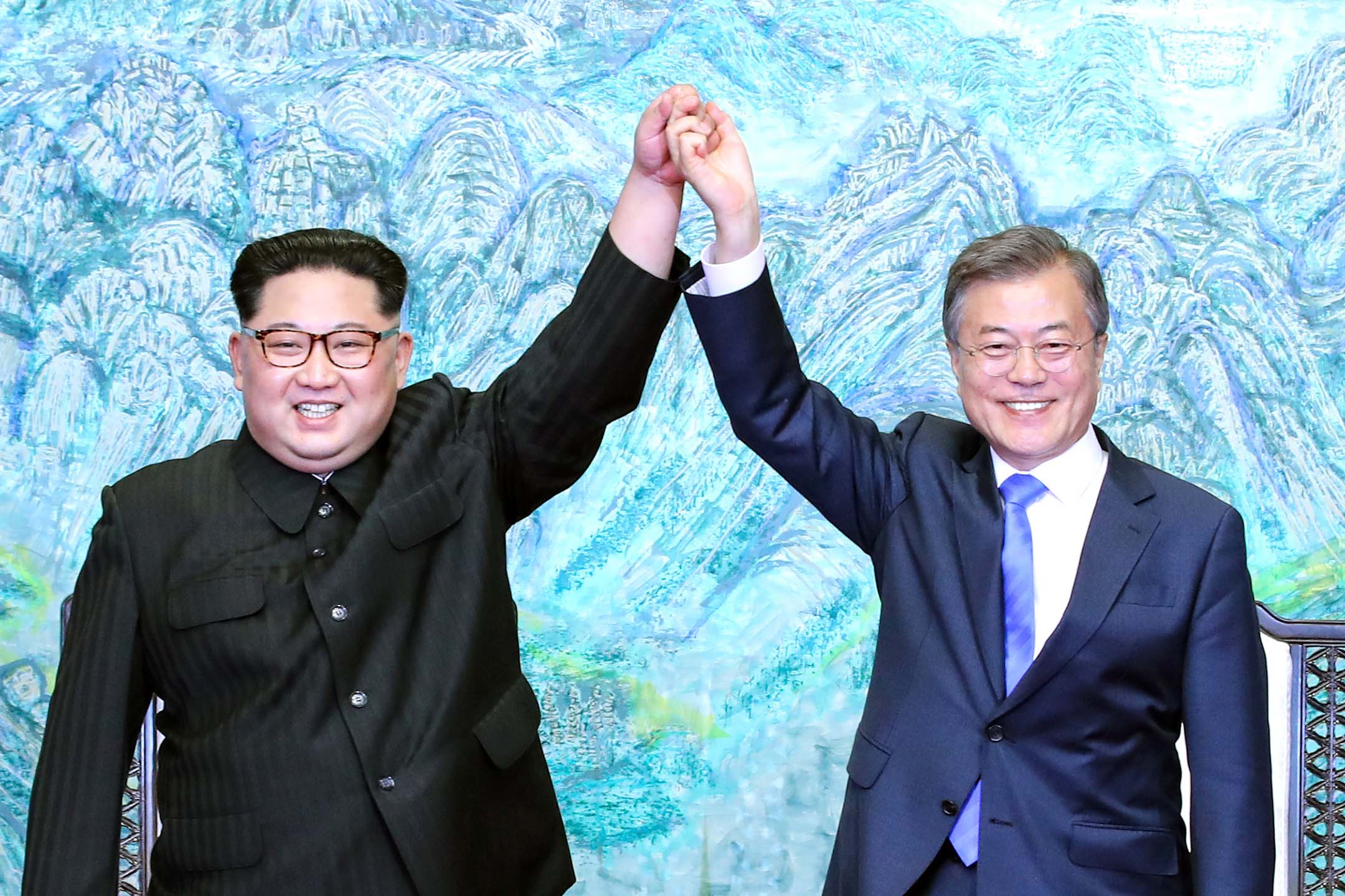 2018年4月27日,韩国板门店,朝鲜领导人金正恩(左)和时任韩国总统文在寅(右)在签署《朝鲜半岛和平、繁荣与统一板门店宣言》后合影留念。