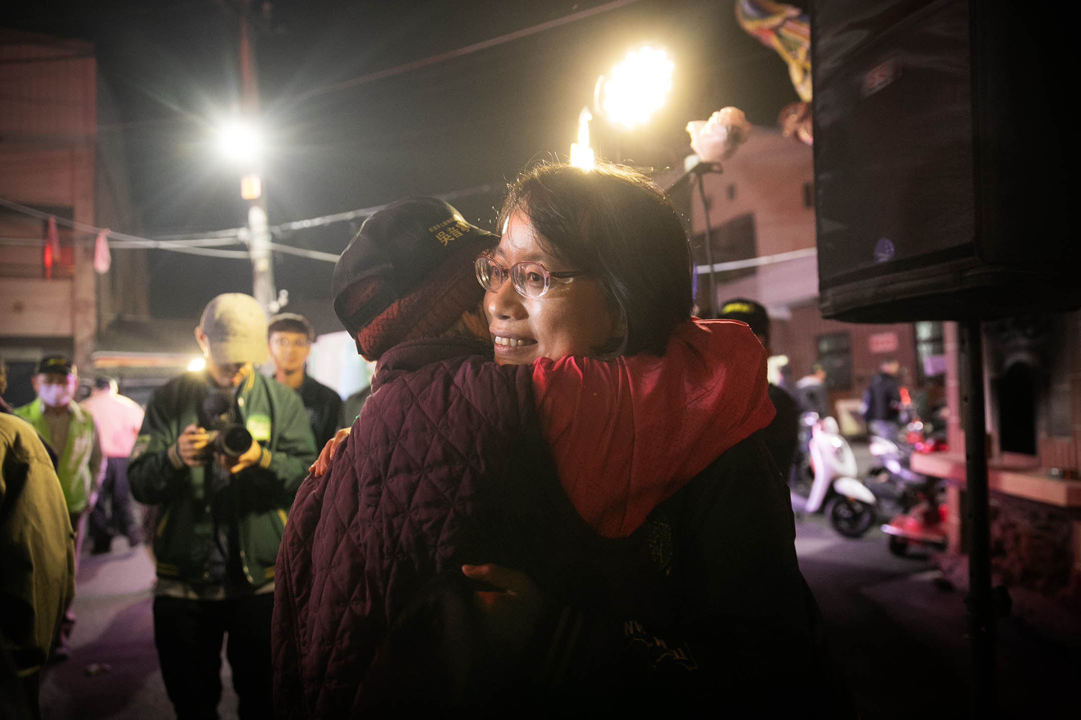 2023年12月5日,彰化,民進黨彰化縣第三選區立委候選人吳音寧在巡迴鄉鎭説明會後跟民眾交流。攝:陳焯煇/端傳媒