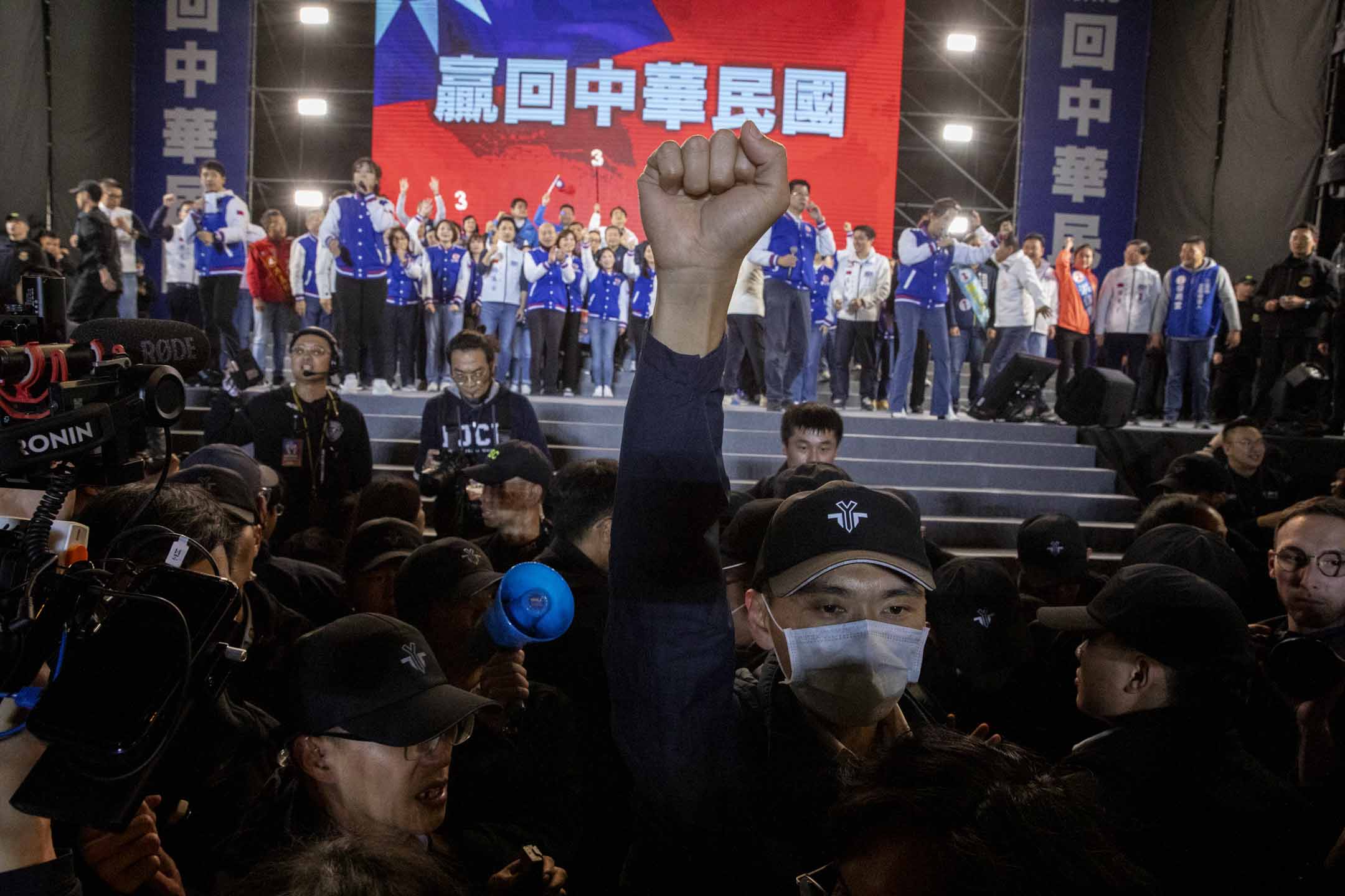 2024年1月12日,國民黨正副總統候選人侯友宜、趙少康在新北市板橋第一體育場舉辦「贏回中華民國 選前之夜」。攝:林振東/端傳媒